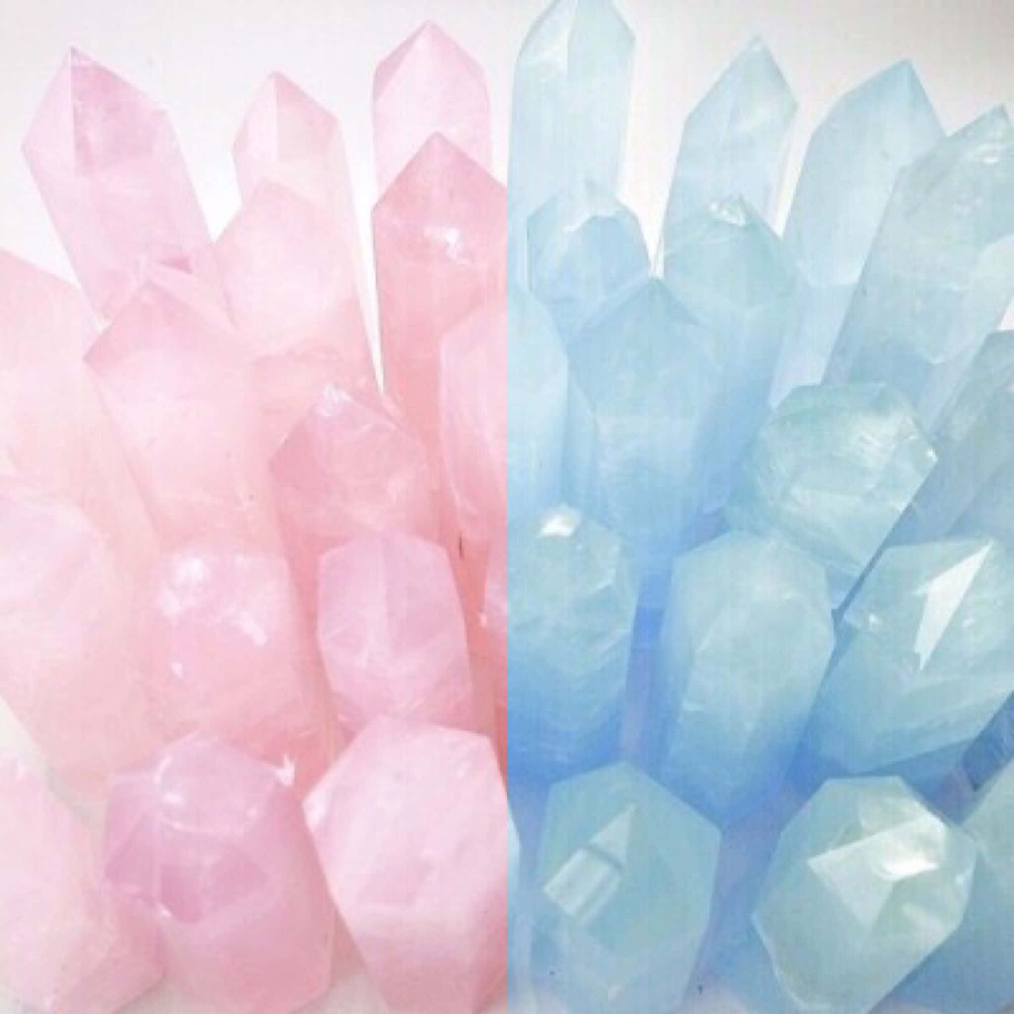 crystals 桌布 壁紙 — 粉紅色和藍色的水晶結構在白色背景上柔和地發光，形成對稱的分割構圖。
