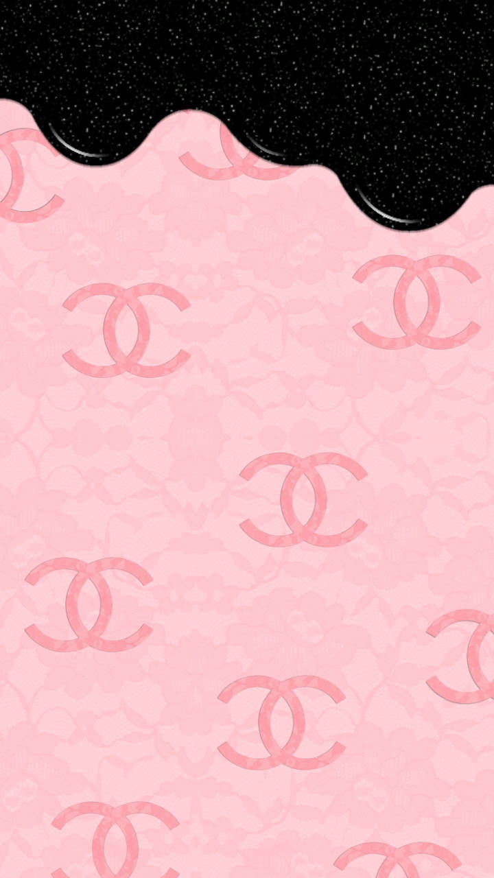 Chanel 桌布 壁紙 — 粉紅色壁紙，帶有重複的 Chanel 標誌和頂部的黑色閃亮波浪。