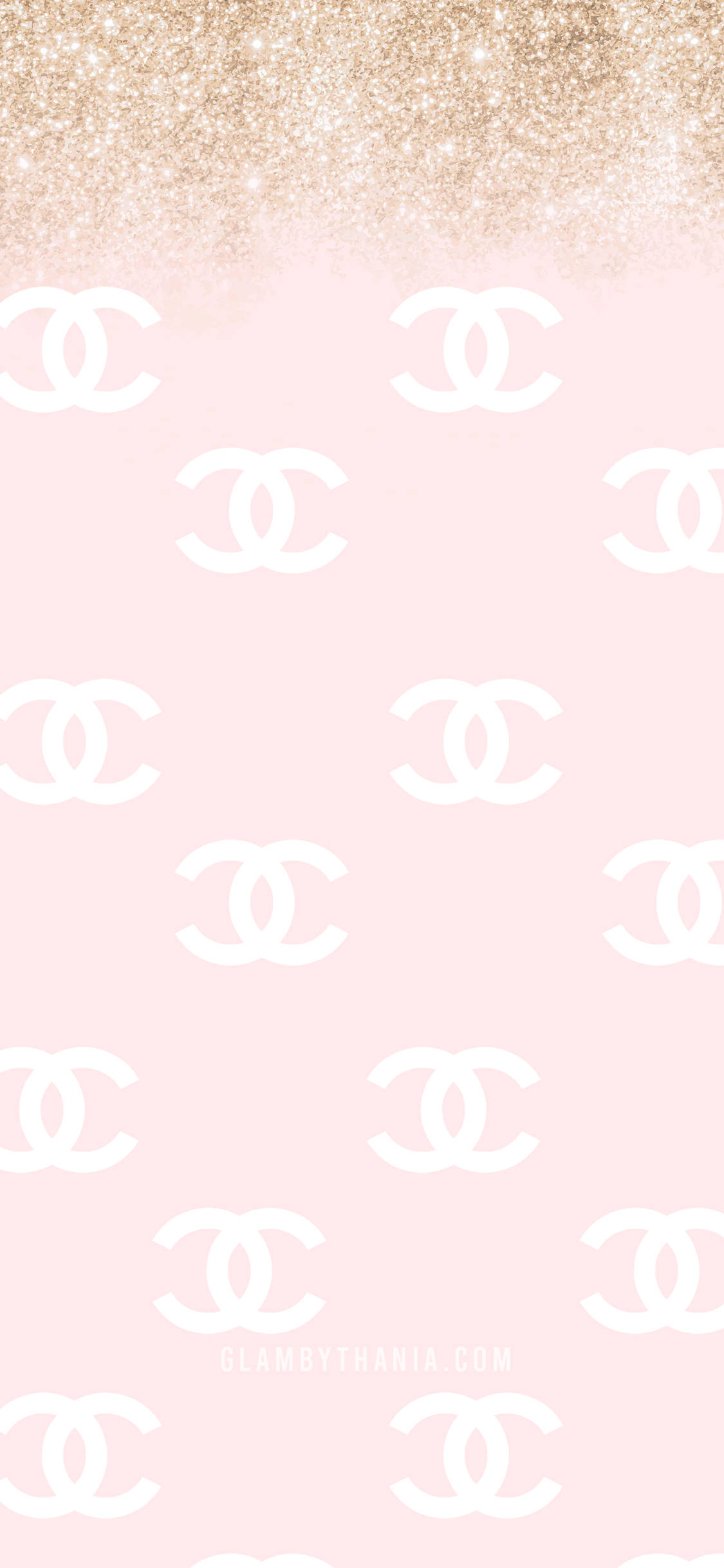 Pink Chanel Logo 桌布 壁紙 — 粉紅色壁紙，帶有重複的白色Chanel標誌和閃爍的金色頂邊。