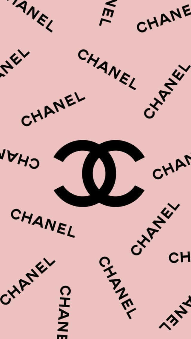 Chanel Aesthetic 桌布 壁紙 — 粉紅色壁紙，帶有重複的黑色 Chanel 標誌和中央交錯的 CC 徽章。