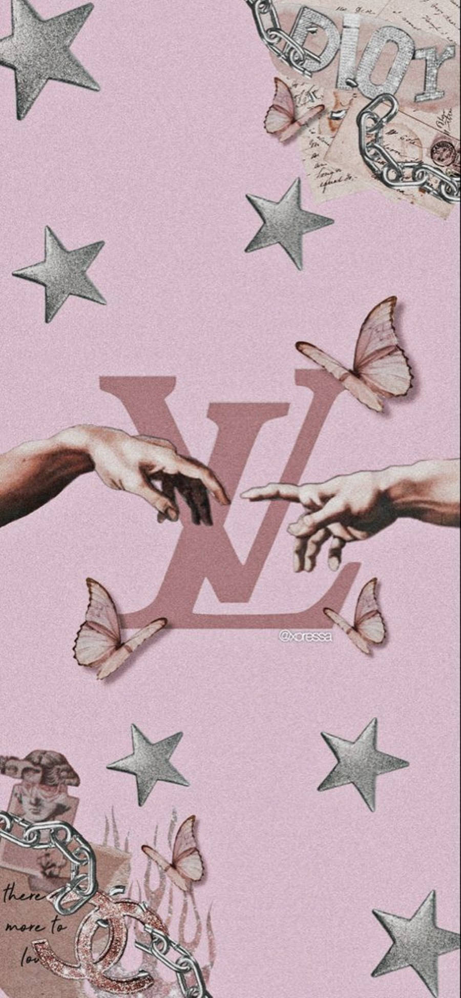 Louis Vuitton Aesthetic 桌布 壁紙 — 粉紅色壁紙，帶有銀色星星、蝴蝶和伸向大型Louis Vuitton標誌的手。