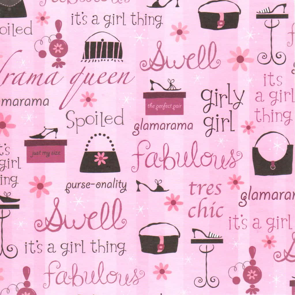 Pink Girly 桌布 壁紙 — 粉紅色壁紙圖案，帶有黑色手提包、高跟鞋以及「it's a girl thing」和「fabulous」等短語，周圍環繞著花朵。