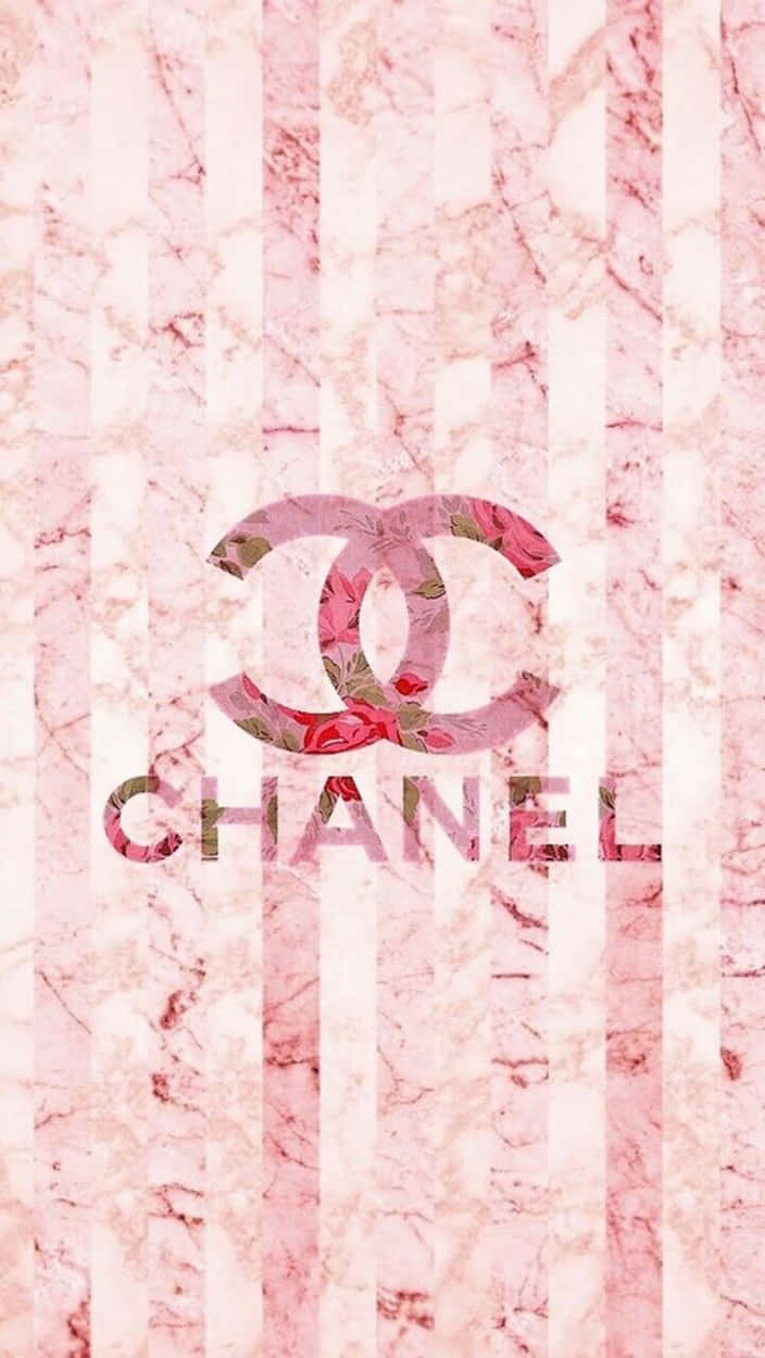 桌布 壁紙 — 粉紅色大理石壁紙，帶有垂直條紋和置中的花卉 Chanel 標誌。