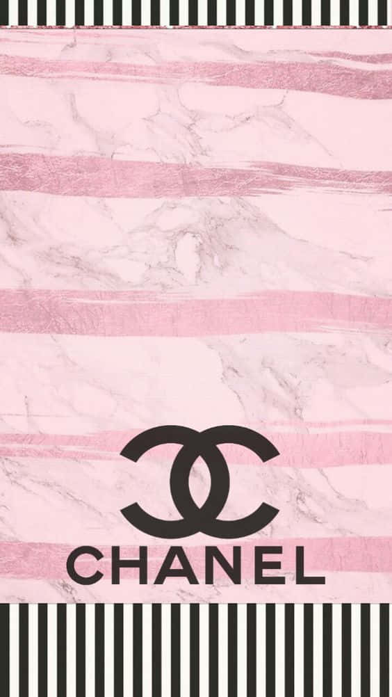 Chanel Aesthetic 桌布 壁紙 — 粉紅色大理石壁紙，帶有黑色Chanel標誌和醒目的黑白條紋邊框。
