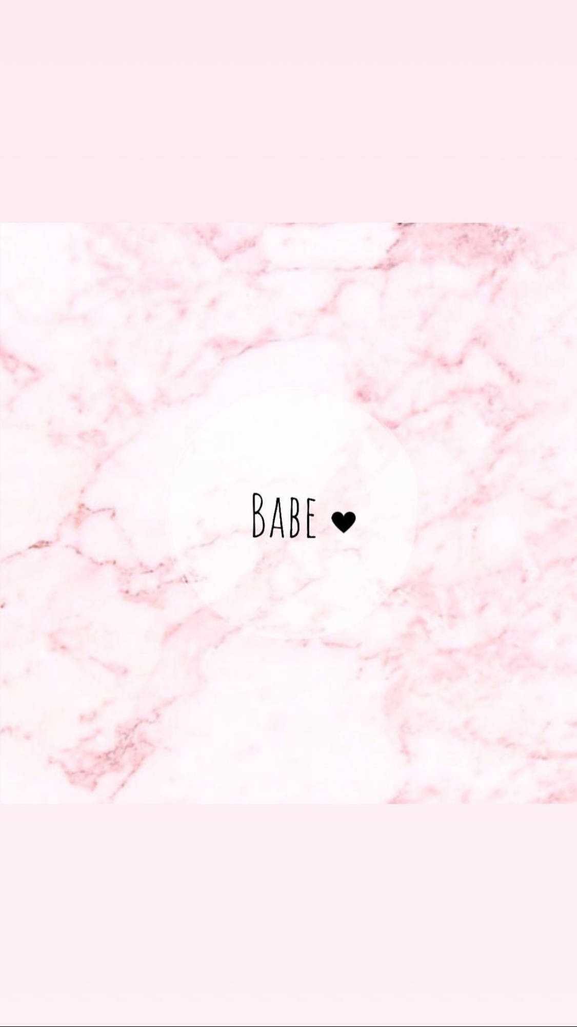 Cute Instagram 桌布 壁紙 — 粉紅色大理石背景，中央有一個白色圓圈，內有「BABE」字樣和一個心形。