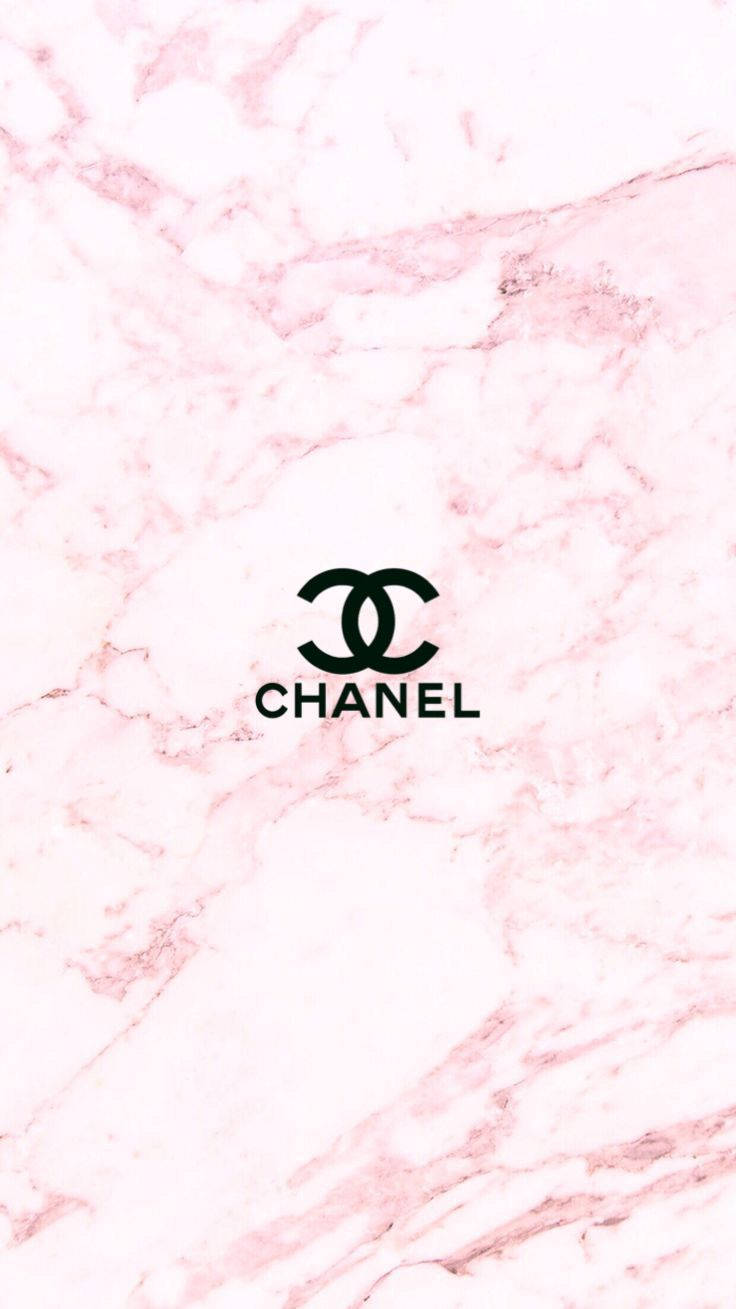 Pink Chanel Logo 桌布 壁紙 — 粉紅色大理石背景，中央有黑色 Chanel 標誌，極簡奢華設計。
