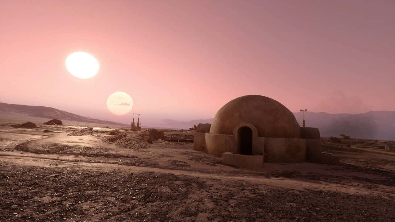 Mos Eisley 桌布 壁紙 — 粉紅色天空下，一座圓頂沙漠住所，兩個太陽將溫暖的光線投射在荒蕪的山丘上。