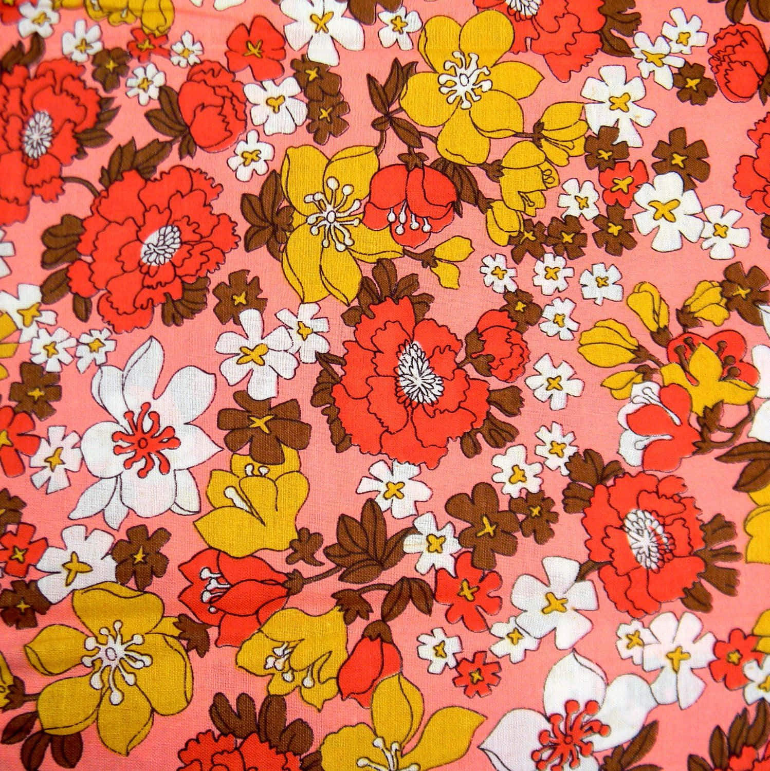 70s Floral 桌布 壁紙 — 粉紅色布料上帶有紅色、黃色和白色花朵的鮮豔復古花卉圖案。