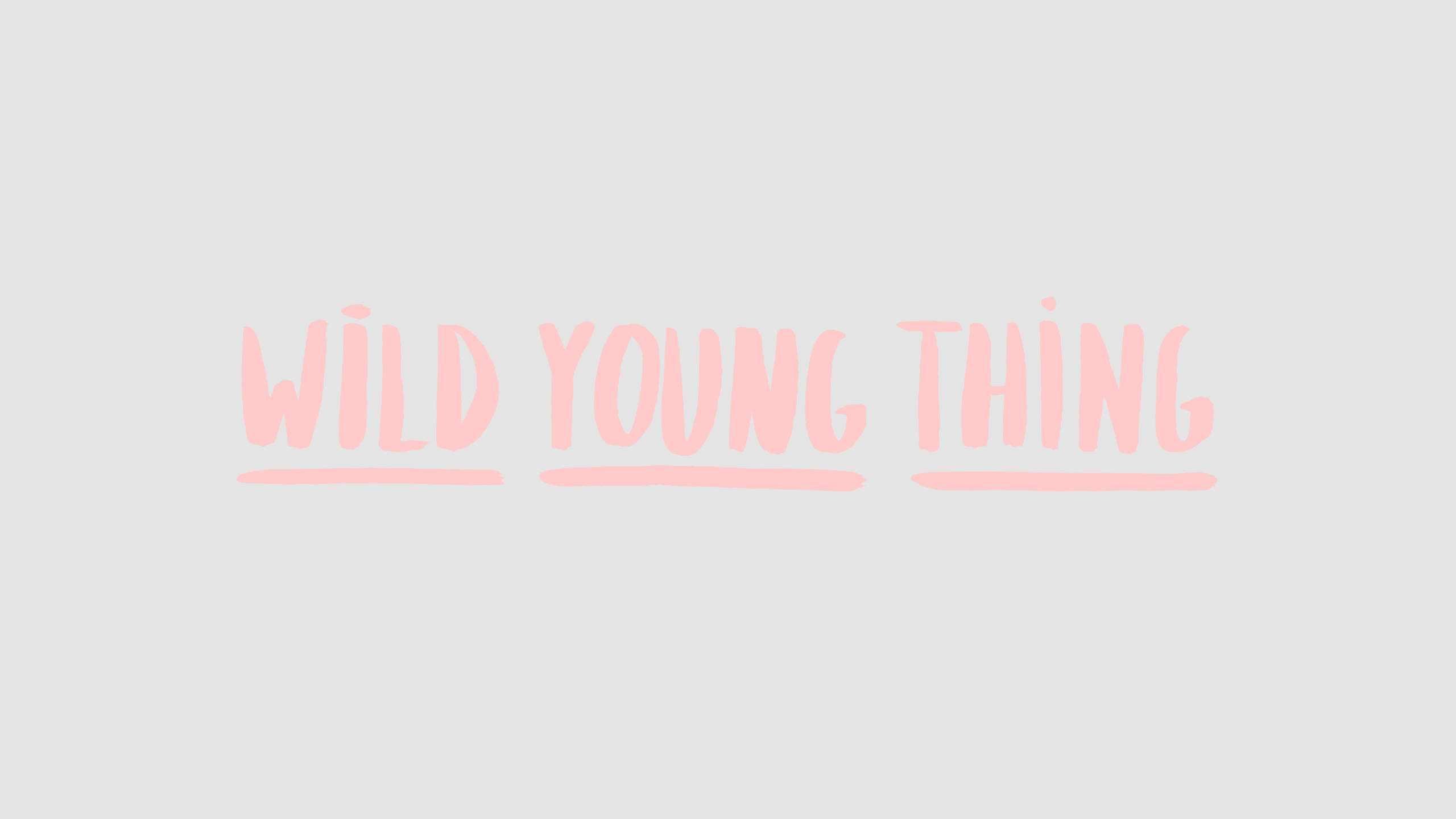 淡彩風格 桌布 壁紙 — 粉紅色手寫文字在純淺灰色背景上顯示 wild young thing。