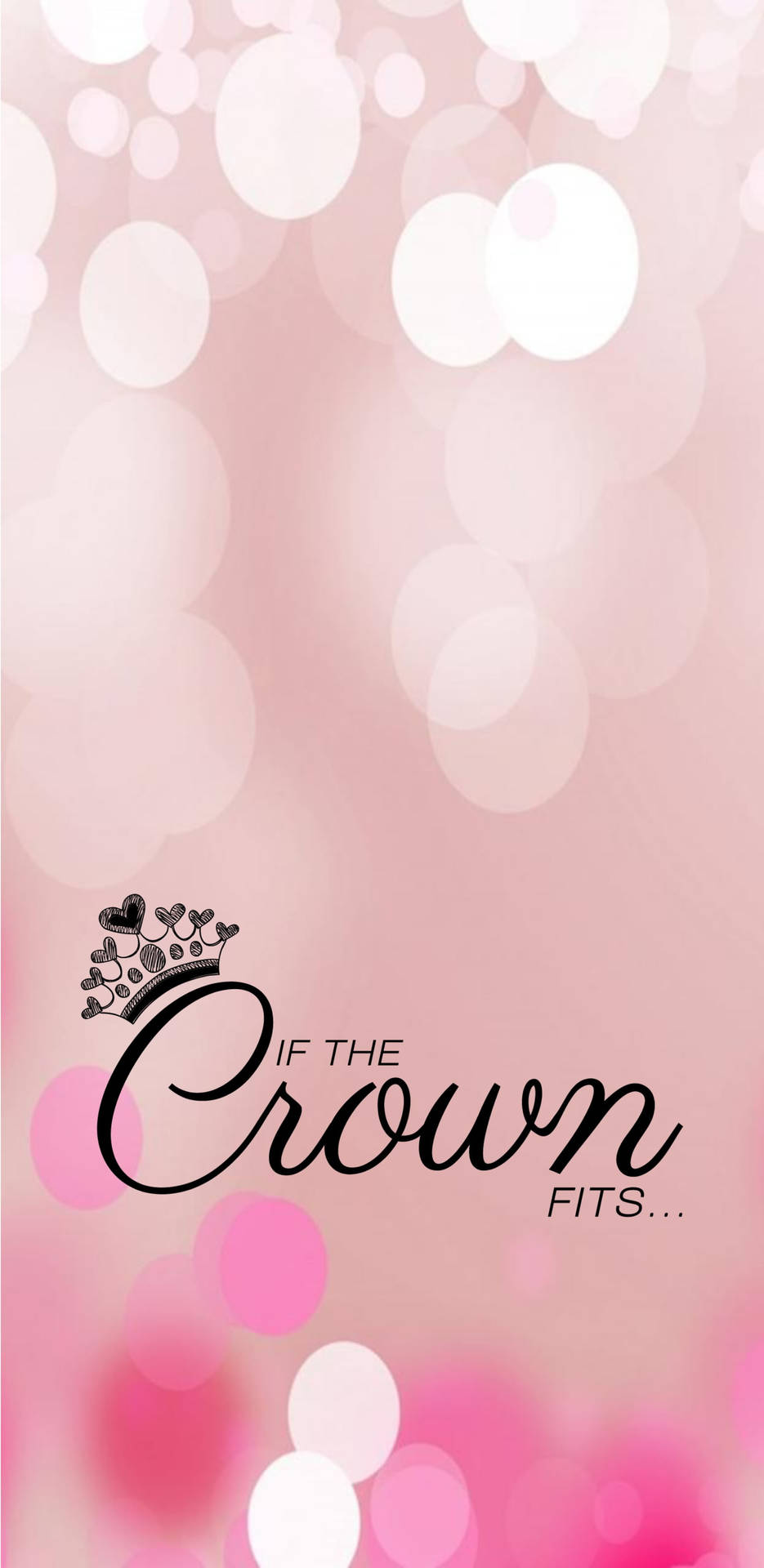 queen girly 桌布 壁紙 — 粉紅色散景背景，帶有黑色皇冠圖案和優雅字體的文字 'If The Crown Fits...'。