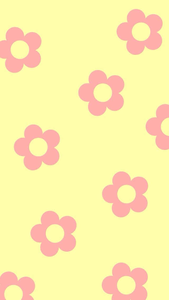 Pastel Pink And Yellow 桌布 壁紙 — 粉紅色柔和的花朵在淡黃色背景上輕輕飄浮，形成極簡重複圖案。