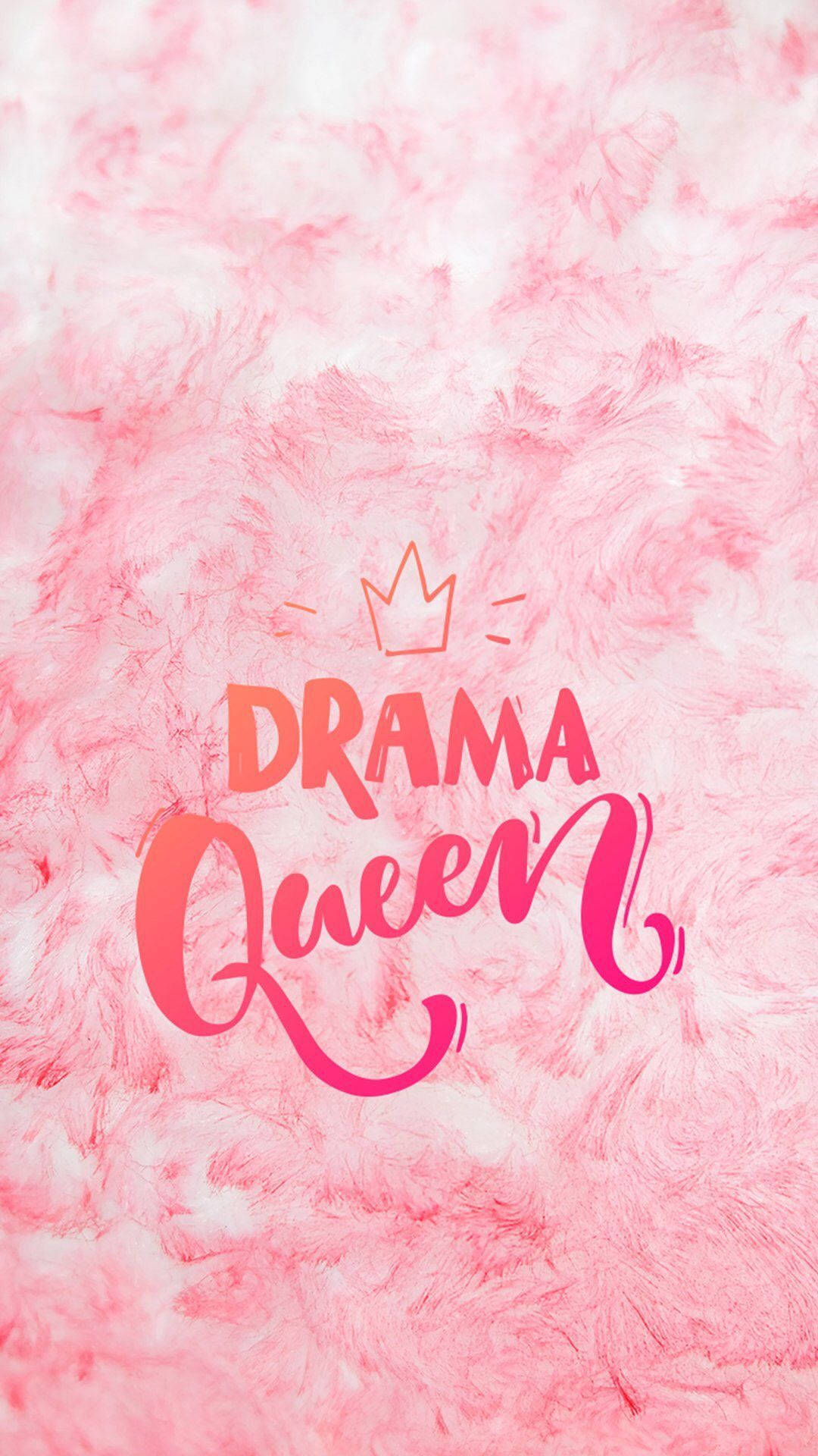savage 桌布 壁紙 — 粉紅色毛絨紋理背景，帶有粗體「Drama Queen」文字和漸變粉紅色的皇冠圖案。