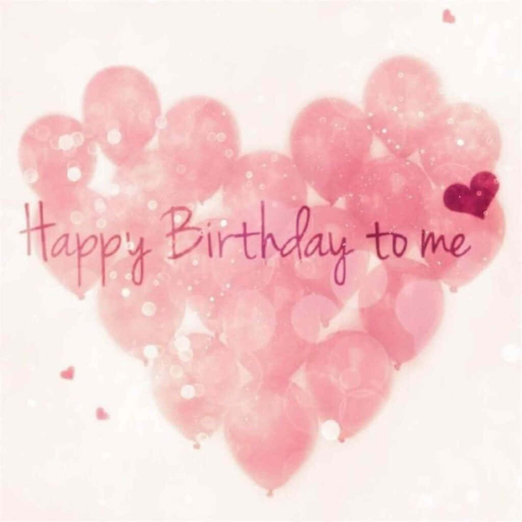 Happy Birthday To Me 桌布 壁紙 — 粉紅色氣球形成心形，帶有閃爍的散景效果和草書文字「Happy Birthday to me」，背景為柔和的白色。