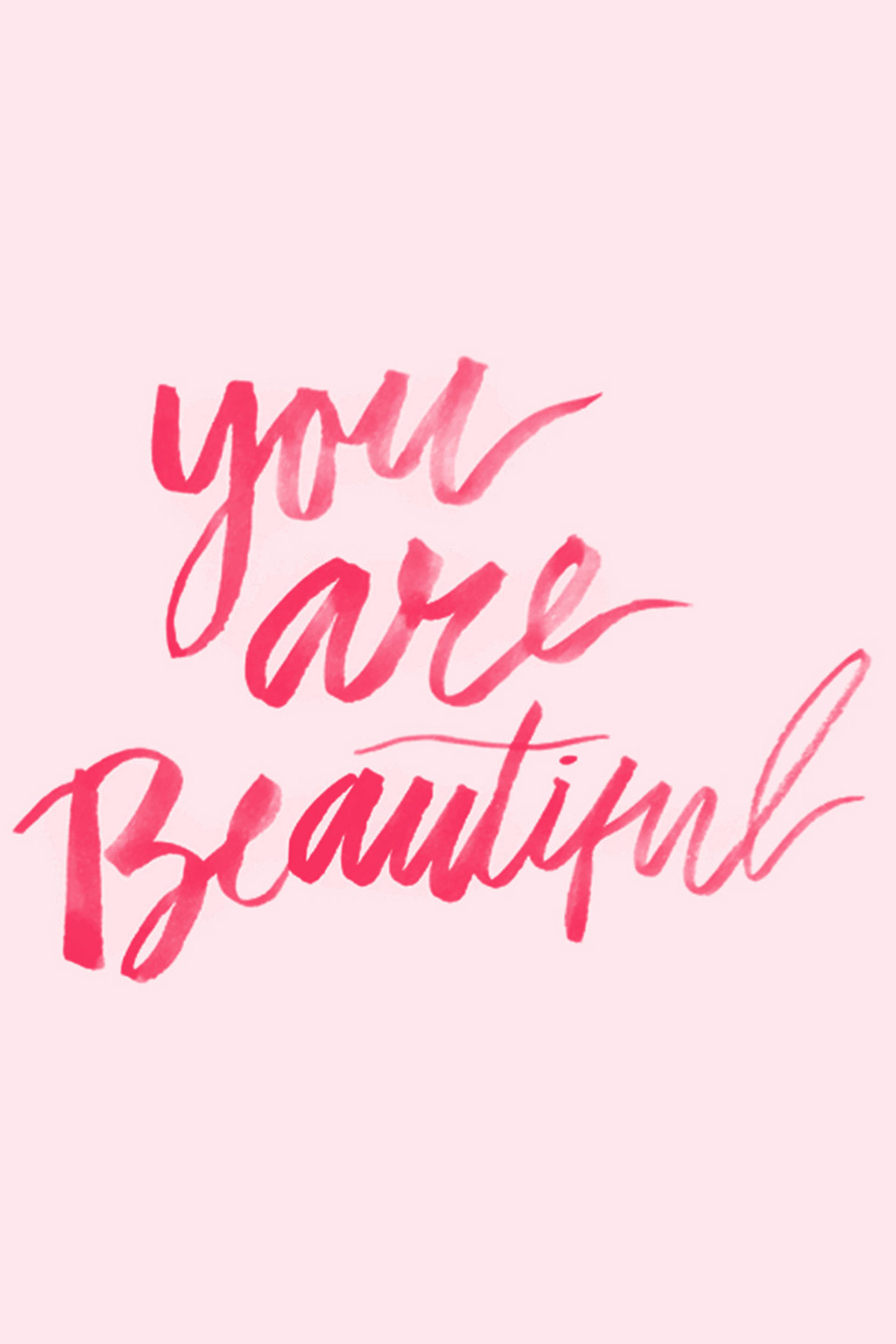 You Are Beautiful 桌布 壁紙 — 粉紅色水彩筆觸文字顯示你很美麗，背景為柔和粉紅色。