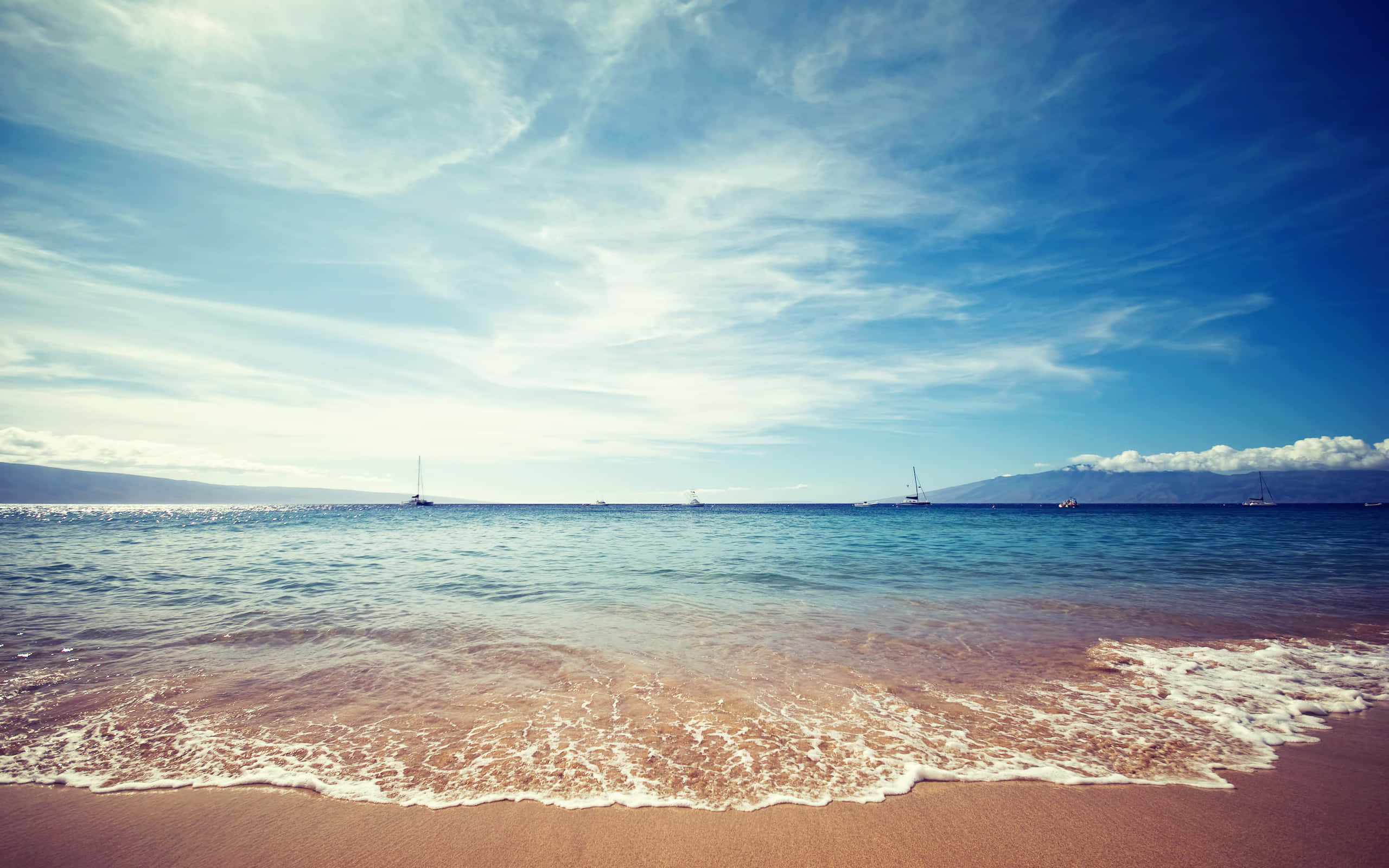 Beautiful Beach 桌布 壁紙 — 粉紅色沙灘，碧綠海浪在藍天白雲下翻滾。