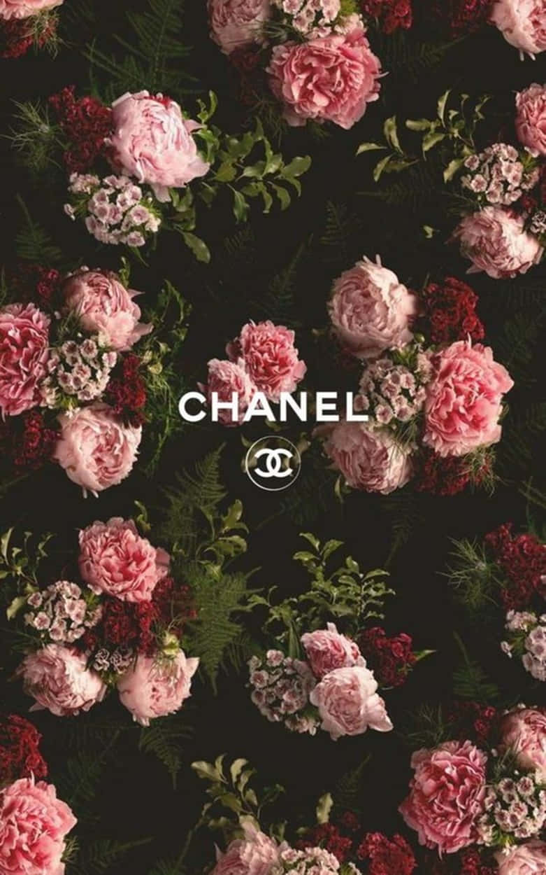 Chanel Aesthetic 桌布 壁紙 — 粉紅色牡丹和紅色花朵在深綠色蕨類植物上層疊，中央有一個白色 Chanel 標誌。