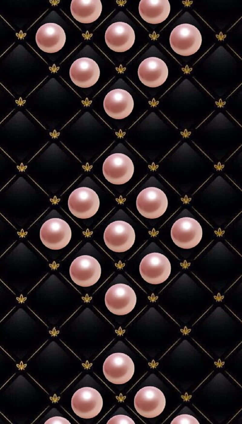 Pink Black And White 桌布 壁紙 — 粉紅色珍珠放在黑色絎縫皮革表面上，帶有金色縫線和百合花飾。