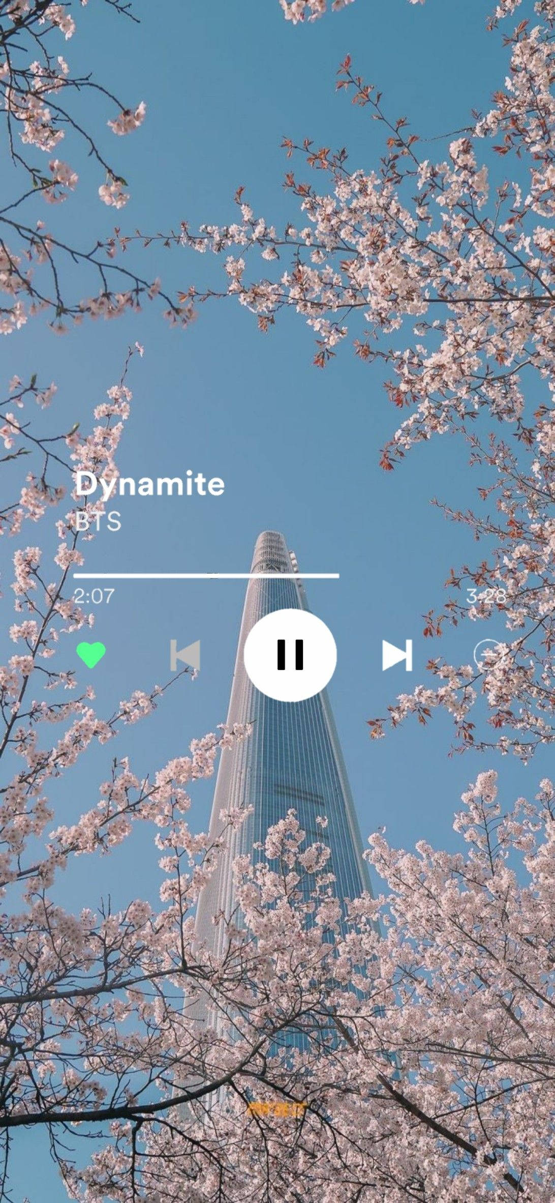 音樂美學 桌布 壁紙 — 粉紅色的櫻花襯托著高聳的玻璃摩天大樓，背景是清澈的藍天，並帶有音樂播放器疊加層。