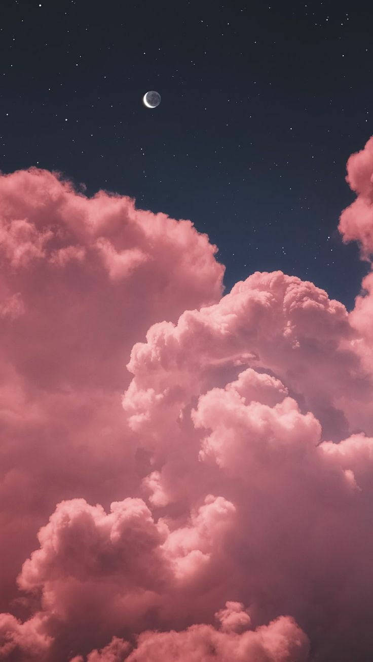 iPhone 桌布 壁紙 — 粉紅色的雲朵在彎月和繁星點點的夜空下飄浮，營造出夢幻般的天體場景。