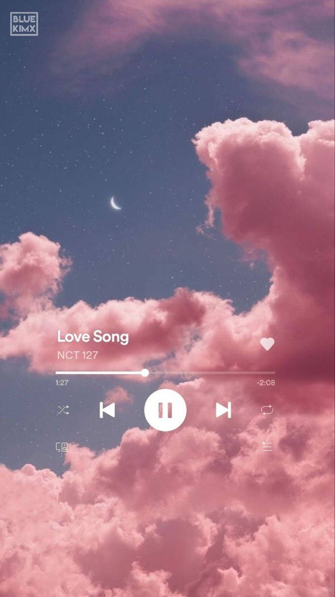 音樂 桌布 壁紙 — 粉紅色的雲朵在星空暮色下飄動，伴隨著新月和音樂播放器疊加層。