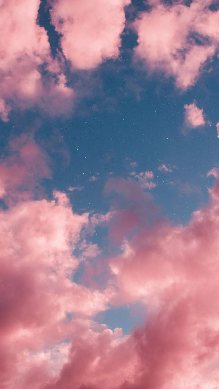 Cute Pink Cloud 桌布 壁紙 — 粉紅色的雲朵在點綴著小星星的深藍色天空中飄移，營造出夢幻的黃昏場景。