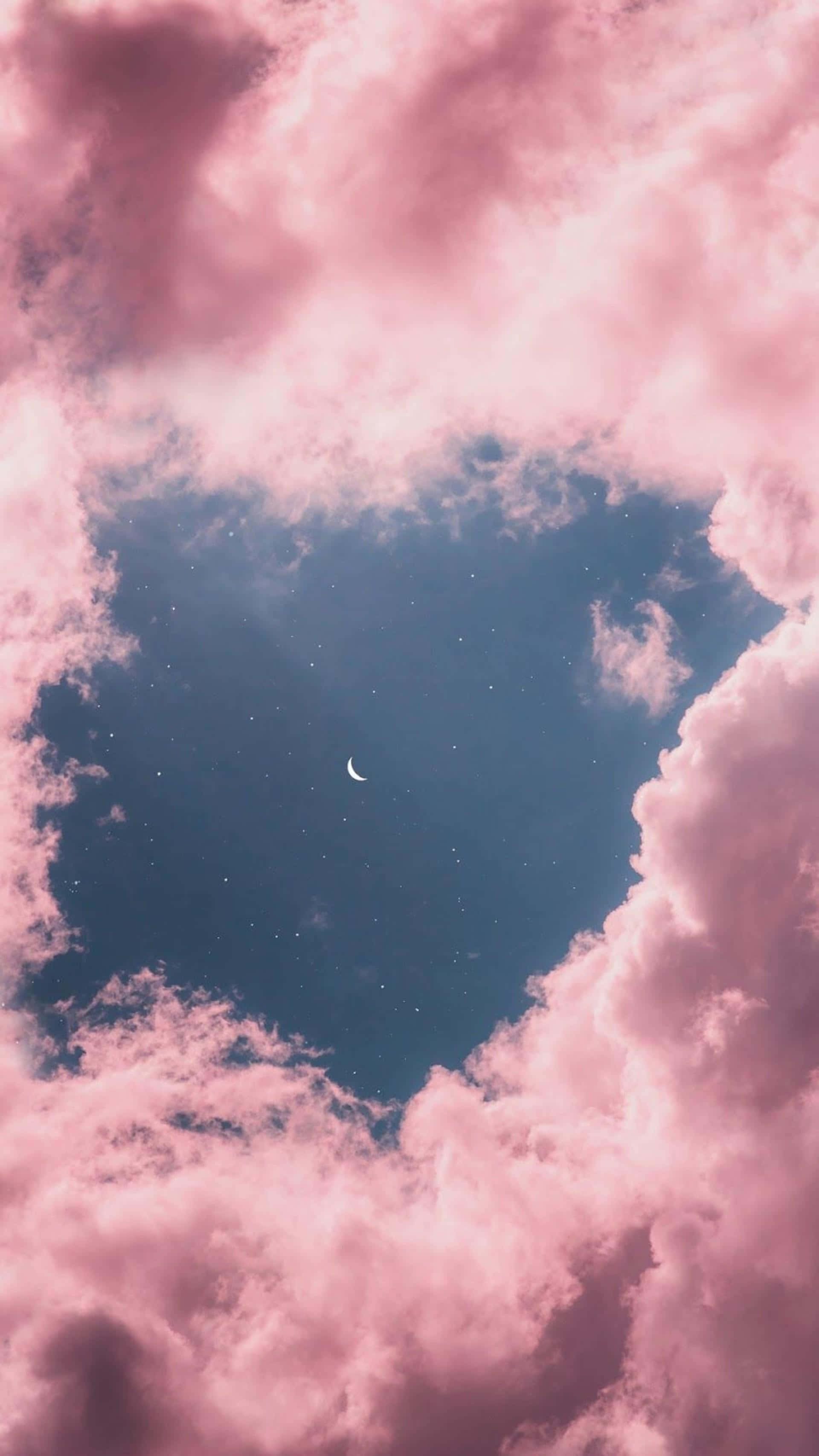 雲朵 桌布 壁紙 — 粉紅色的雲朵形成心形，框住夢幻夜空中的新月和星星。