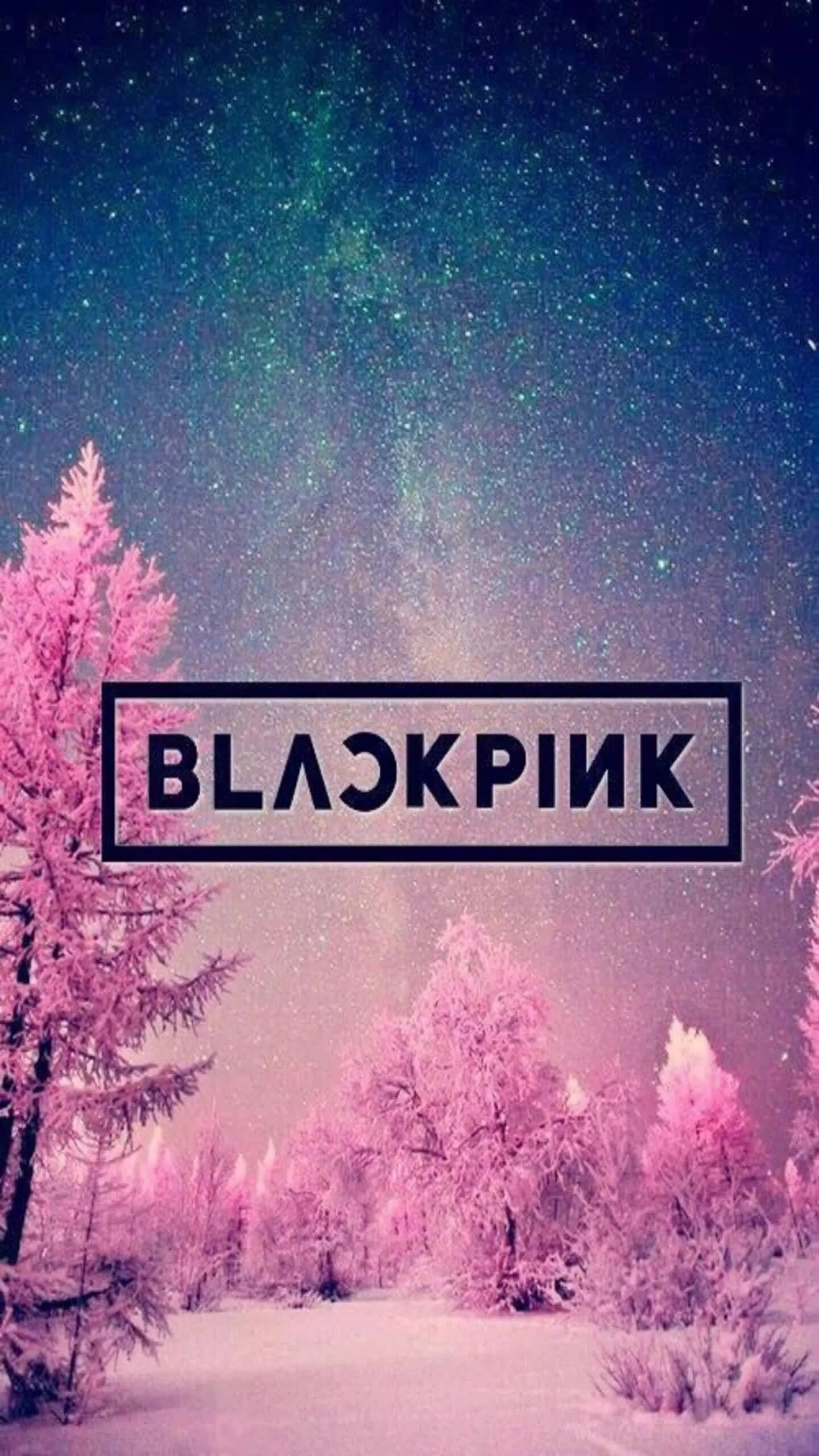 BLACKPINK 桌布 壁紙 — 粉紅色的霜凍樹木，在星光閃爍的藍綠色和紫色夜空下，帶有「BLACKPINK」文字疊加。