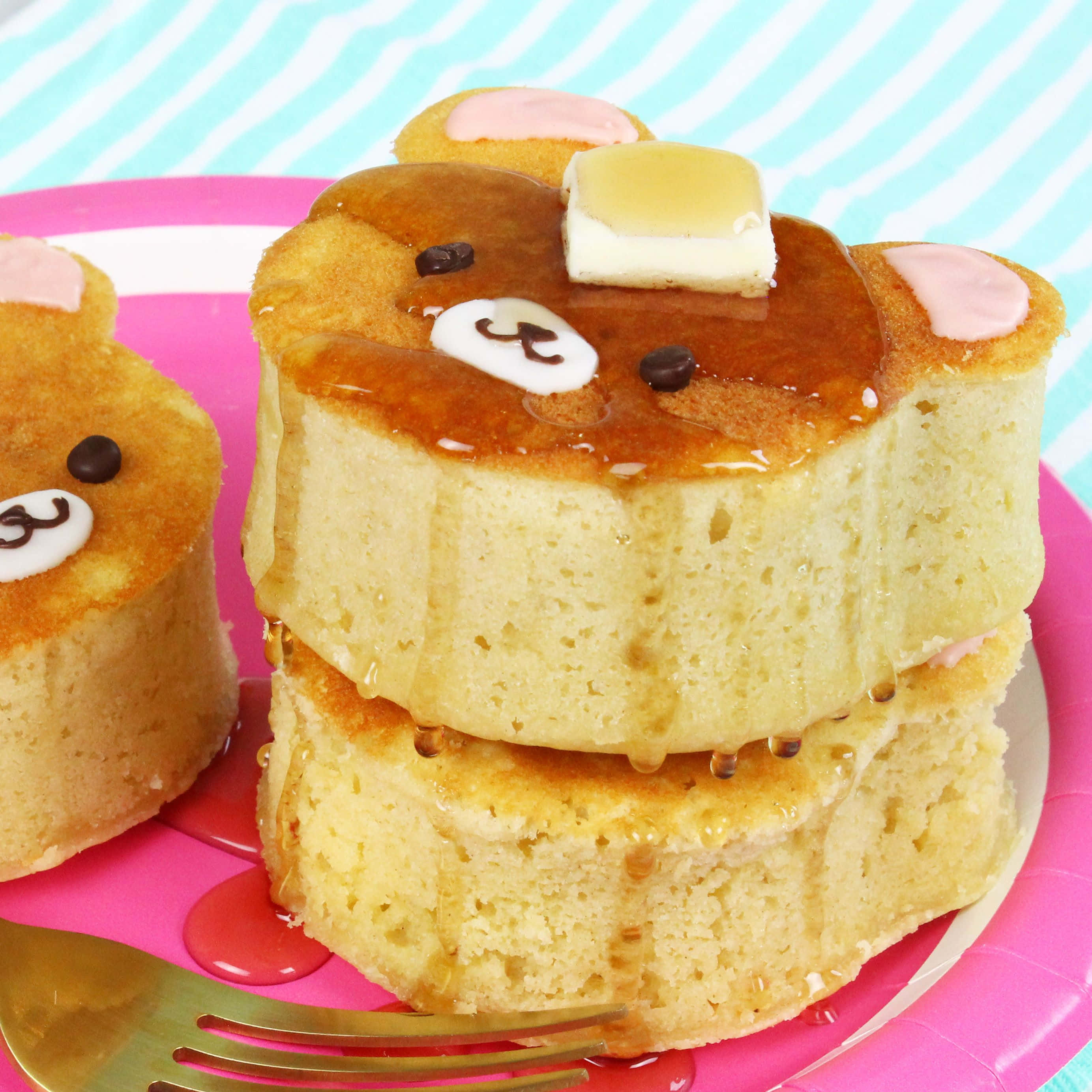 Kawaii Dessert 桌布 壁紙 — 粉紅色盤子上疊起的熊形鬆餅，淋上糖漿並放上奶油。