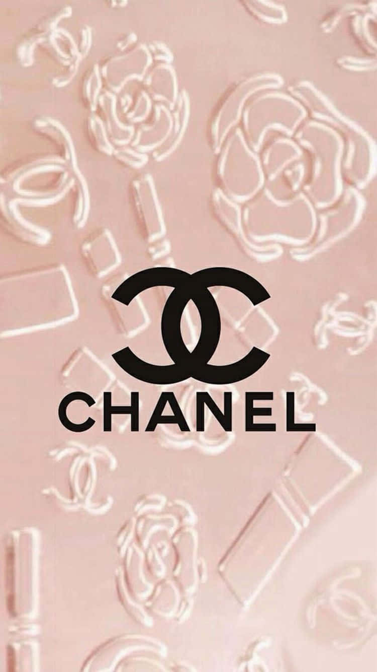 香奈兒標誌 桌布 壁紙 — 粉紅色紋理壁紙，帶有壓花 Chanel 標誌和玫瑰，中央有一個粗體黑色 Chanel 標誌。