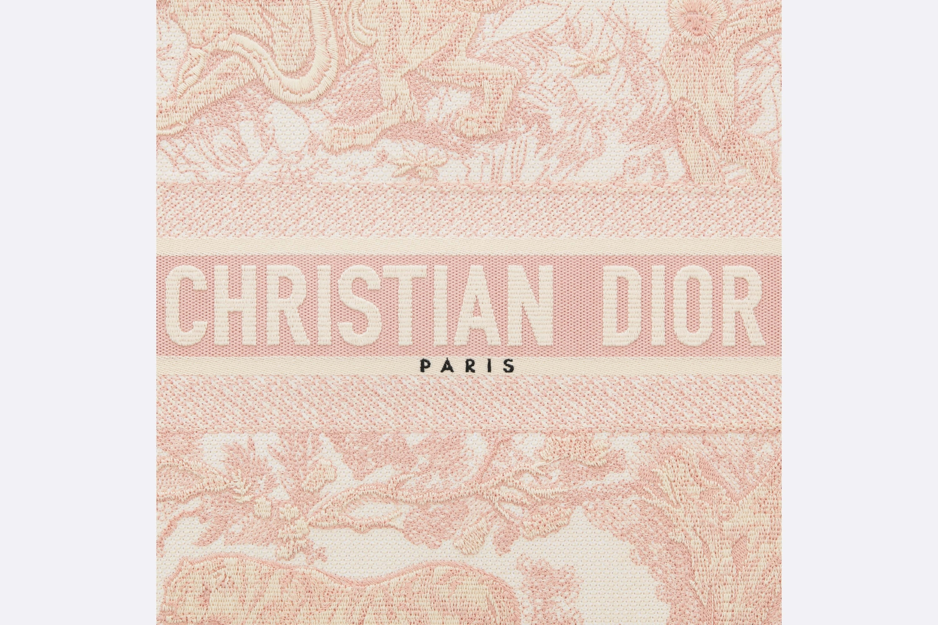 Pink Dior 桌布 壁紙 — 粉紅色紋理壁紙，帶有精緻的花卉和人物圖案，並以粗體Christian Dior Paris文字框住。