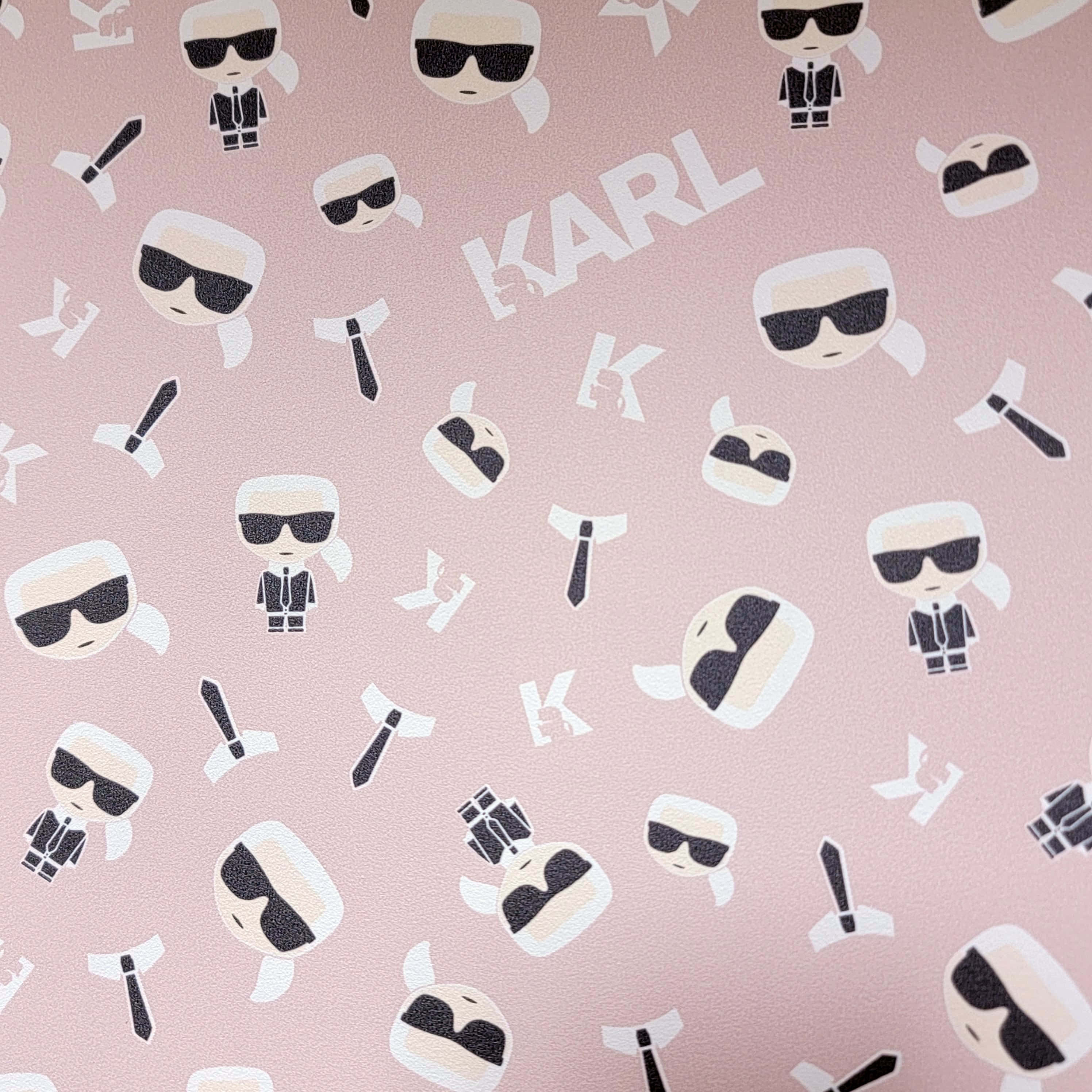 Karl Lagerfeld 桌布 壁紙 — 粉紅色紋理壁紙，帶有重複的卡通Karl Lagerfeld圖標和白色字母。