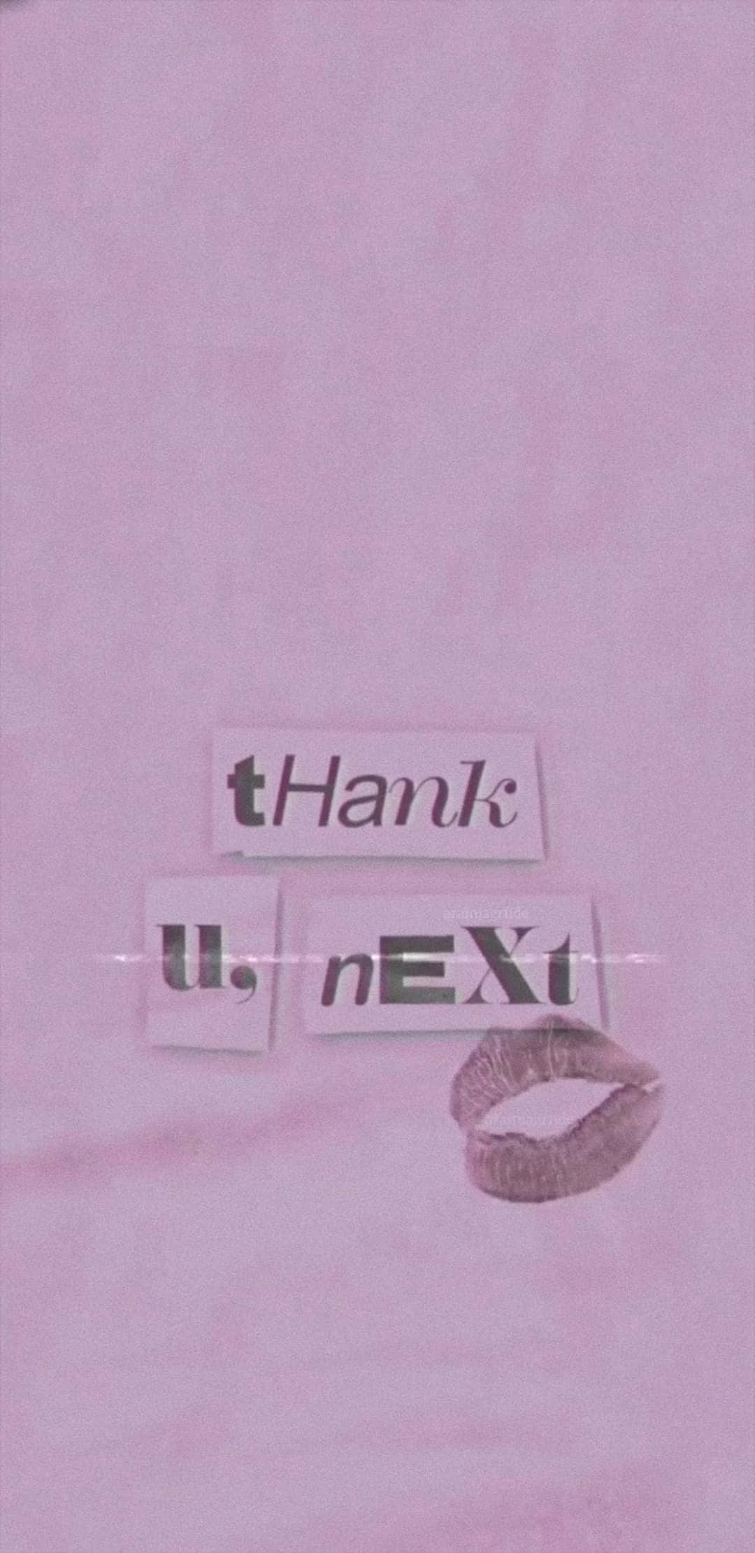 桌布 壁紙 — 粉紅色紋理背景，上面有撕破的紙張文字寫著 thank u next，下方有一個唇印。