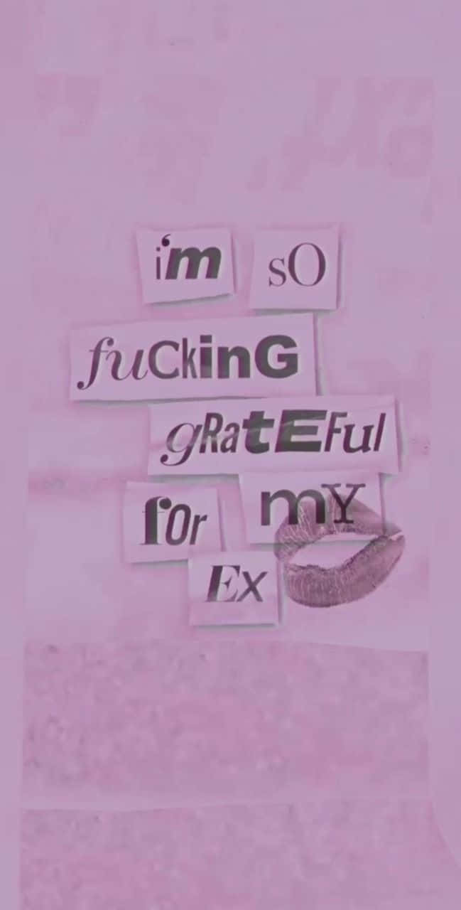 Ariana Grande Aesthetic 桌布 壁紙 — 粉紅色紋理背景，帶有撕碎的紙條拼出「我非常感激我的前任」和一個唇印。