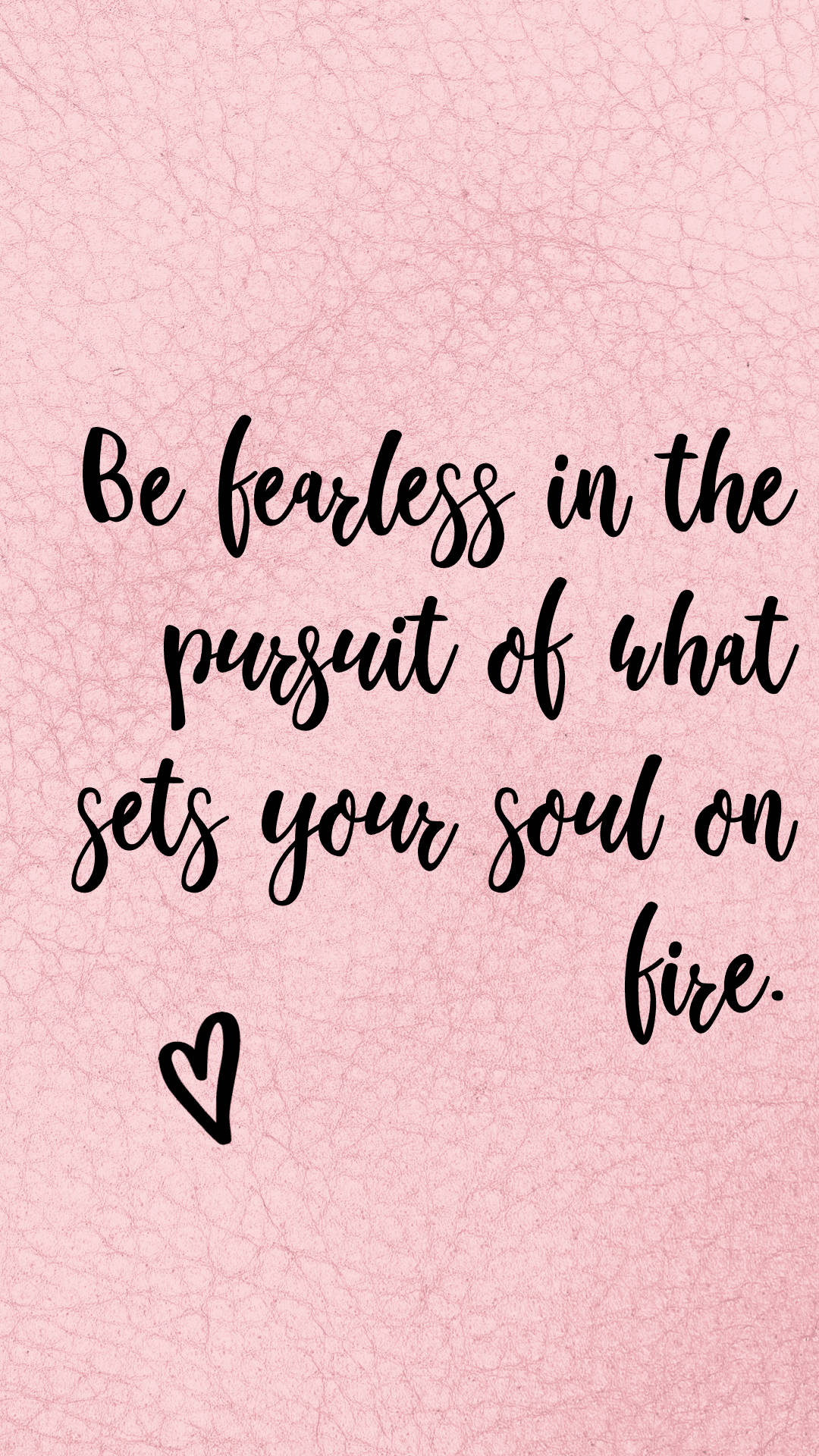 Cute Quotes 桌布 壁紙 — 粉紅色紋理背景，帶有黑色草書勵志名言和心形符號。