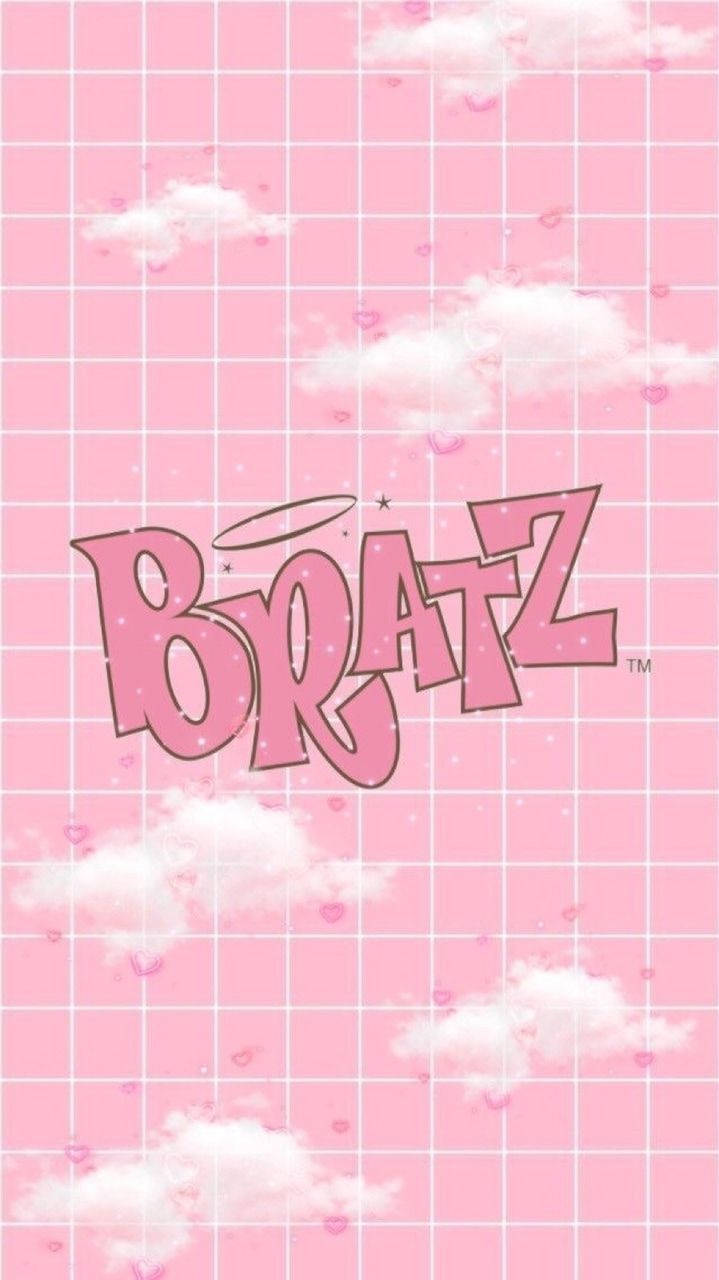 Bratz 桌布 壁紙 — 粉紅色網格背景，帶有 fluffy 雲朵和心形，圍繞著 Bratz 標誌，採用俏皮的粉紅色字體。
