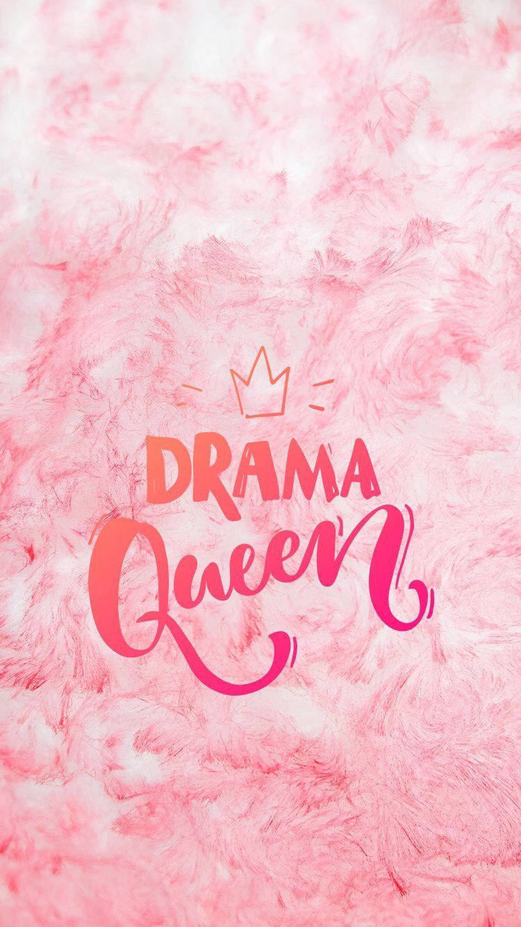 queen girly 桌布 壁紙 — 粉紅色羽毛背景，上面有粗體文字 'Drama Queen'，頂部有皇冠插圖。