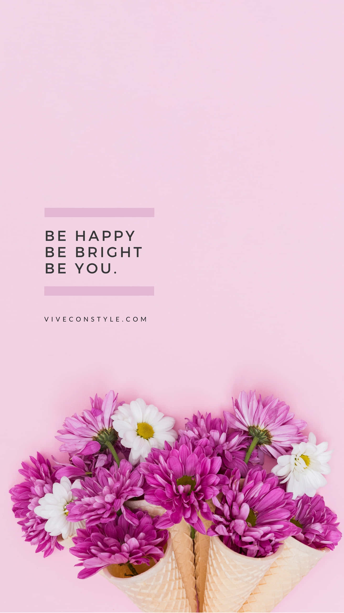Be Happy 桌布 壁紙 — 粉紅色背景，上面有文字和冰淇淋筒中鮮豔的紫色和白色花朵。