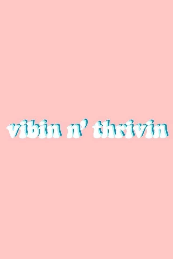 Vsco 桌布 壁紙 — 粉紅色背景，帶有氣泡感的藍色和白色文字，寫著 vibin n' thrivin。
