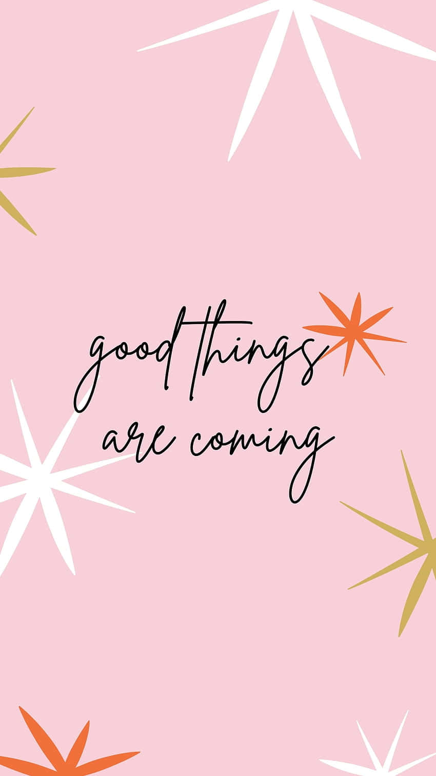 Good Things Are Coming 桌布 壁紙 — 粉紅色背景，帶有白色和金色的星爆圖案，以及黑色草書文字，寫著「好事即將來臨」。