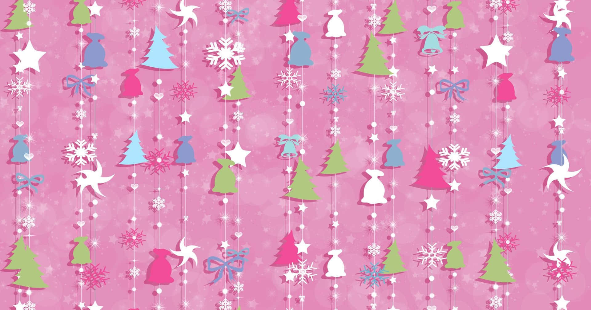 Christmas Pattern 桌布 壁紙 — 粉紅色背景，裝飾著懸掛的聖誕飾物，如樹木、鈴鐺和星星，採用柔和色調。