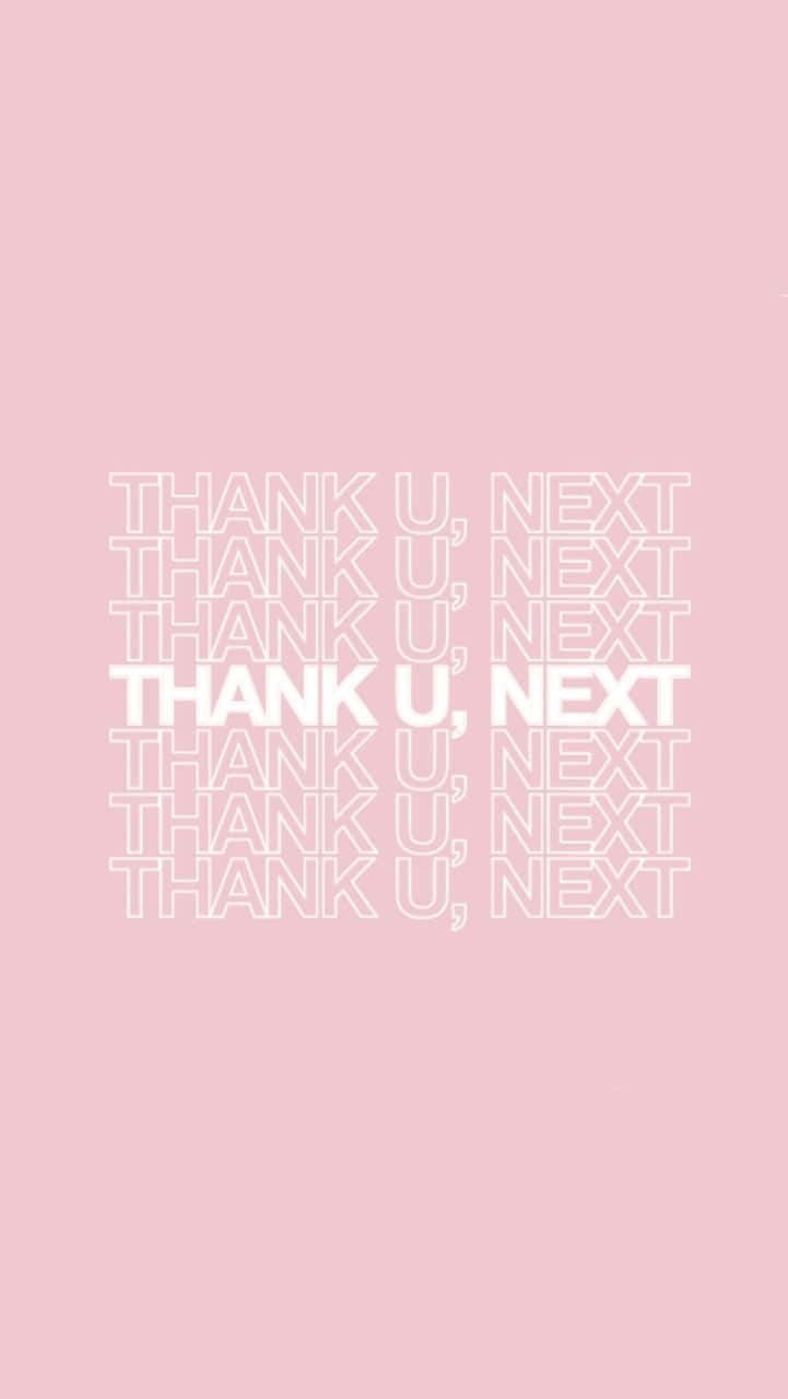 桌布 壁紙 — 粉紅色背景，重複的白色輪廓文字 'THANK U, NEXT' 以堆疊行排列。