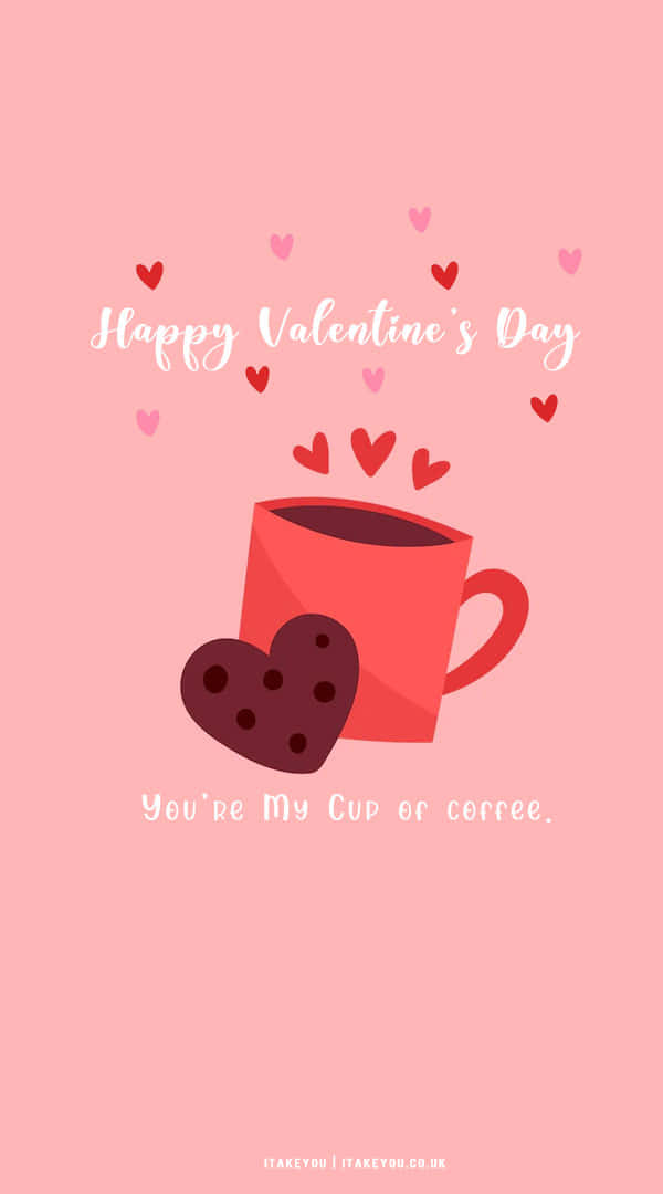 Cute Happy Valentine Day 桌布 壁紙 — 粉紅色背景上有一個紅色咖啡杯，旁邊有一塊巧克力心形餅乾，圍繞著文字「Happy Valentine's Day」和「You're My Cup of Coffee」漂浮著心形圖案。