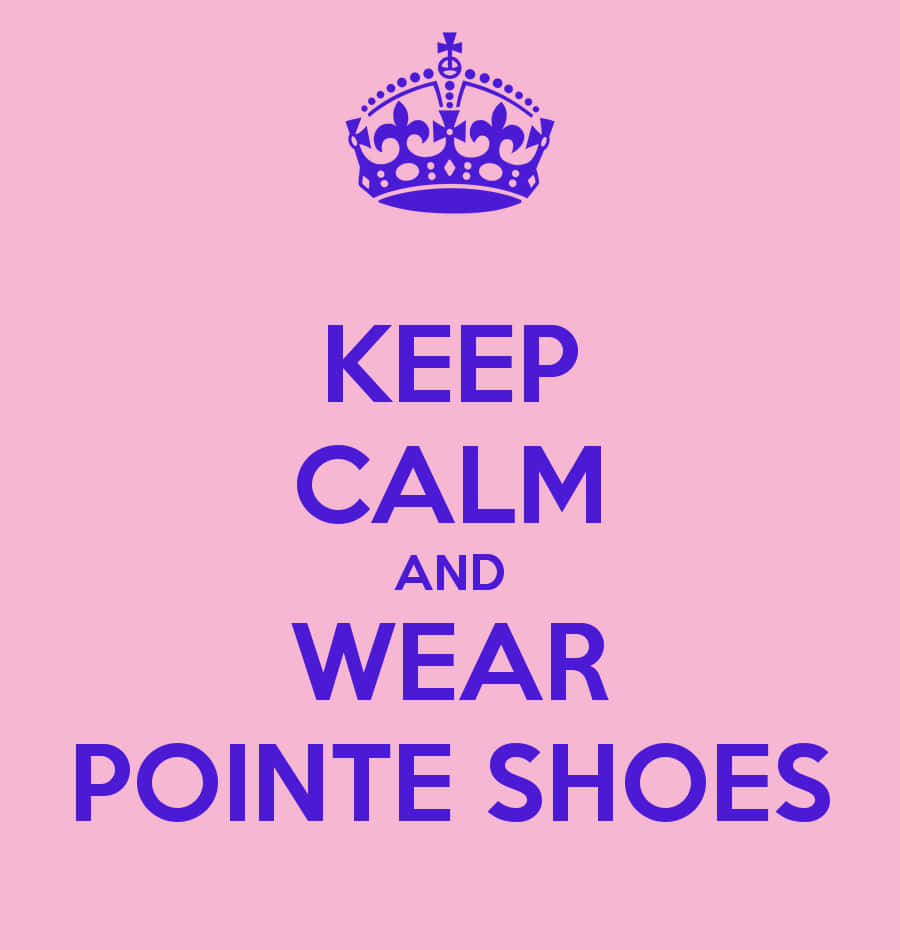 Pointe Shoes 桌布 壁紙 — 粉紅色背景上有一個紫色皇冠，位於粗體文字「KEEP CALM AND WEAR POINTE SHOES」上方。
