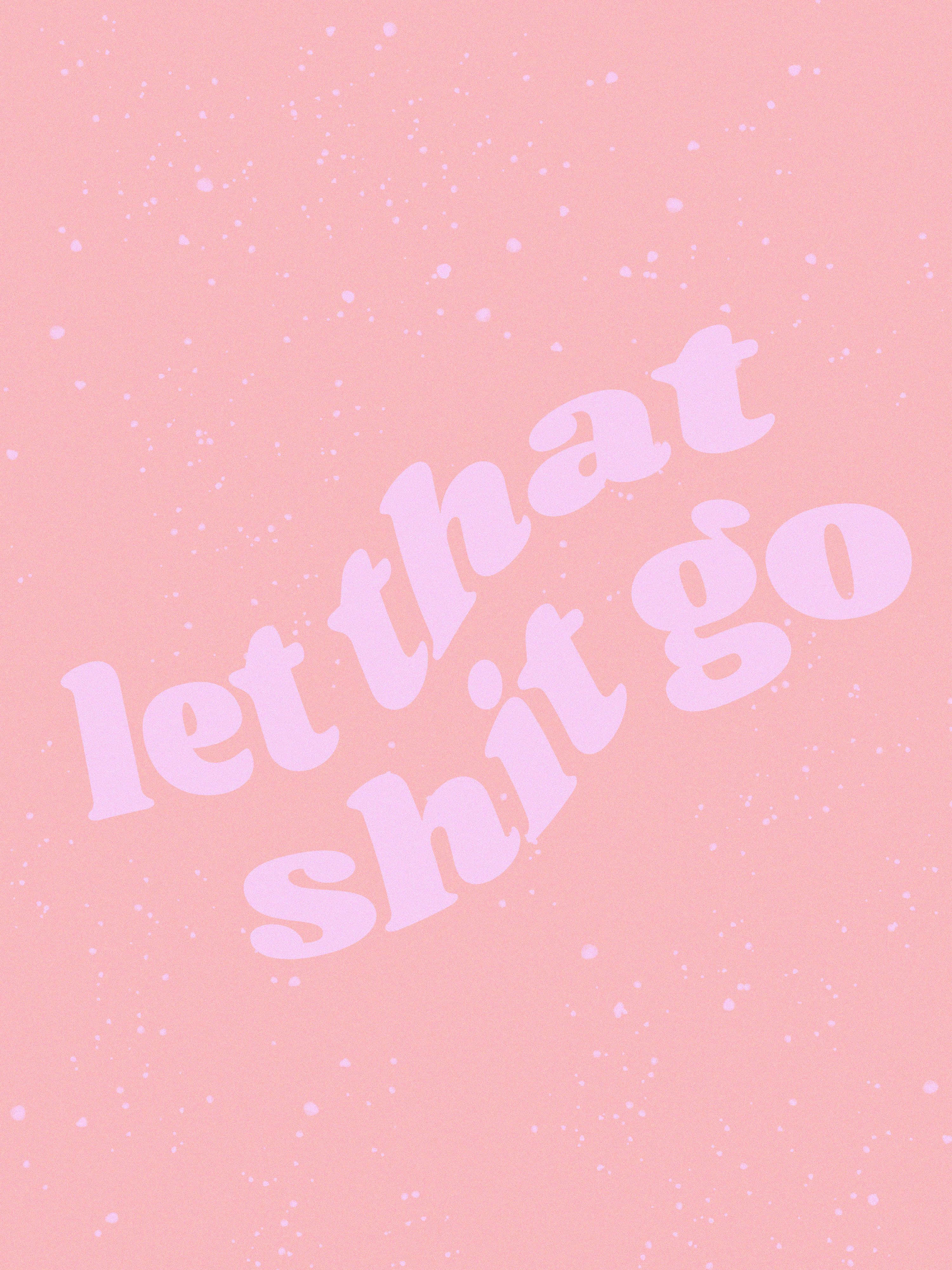 let it go 桌布 壁紙 — 粉紅色背景上有白色斑點，傾斜的文字以柔軟圓潤的字體寫著 let that shit go。