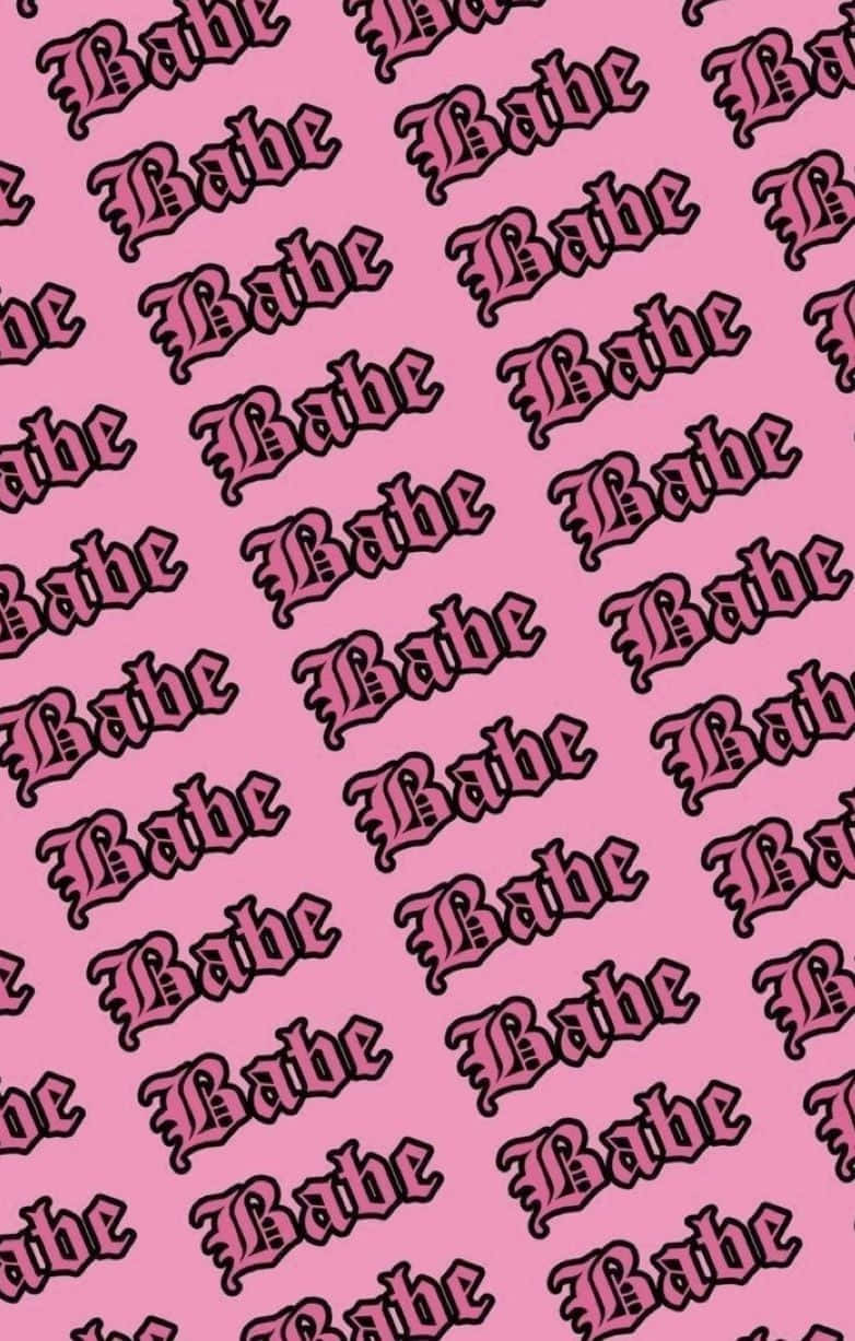 美學 桌布 壁紙 — 粉紅色背景上重複帶有黑色哥德式字體的「Babe」文字。