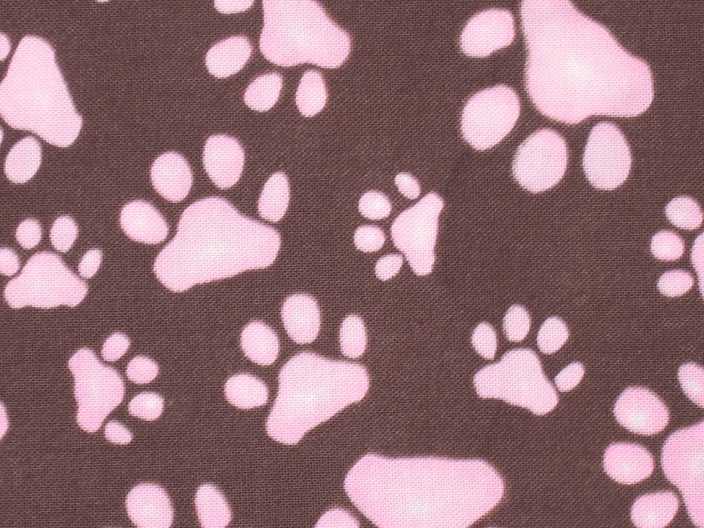 Paw Print 桌布 壁紙 — 粉紅色腳印散落在有紋理的棕色布料表面上，形成重複圖案。