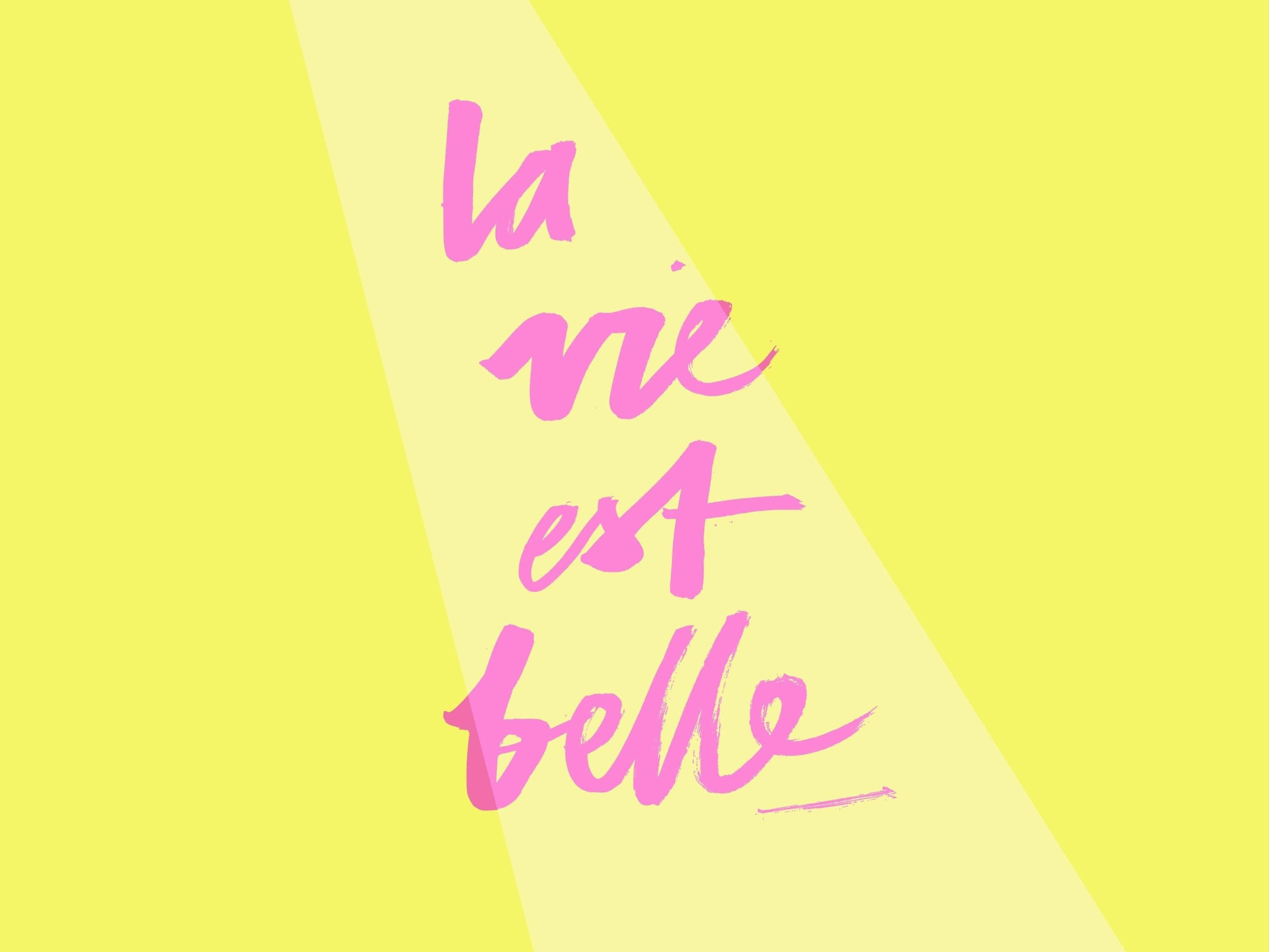 Word 桌布 壁紙 — 粉紅色草書文字 la vie est belle 在鮮黃色背景上的對角光束中發光。