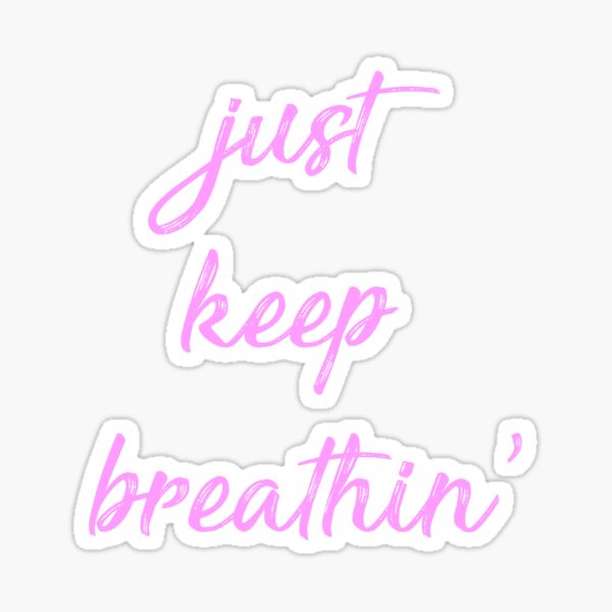 Breathing 桌布 壁紙 — 粉紅色草書文字在淺灰色背景上顯示「just keep breathin'」，帶有白色鏤空效果。