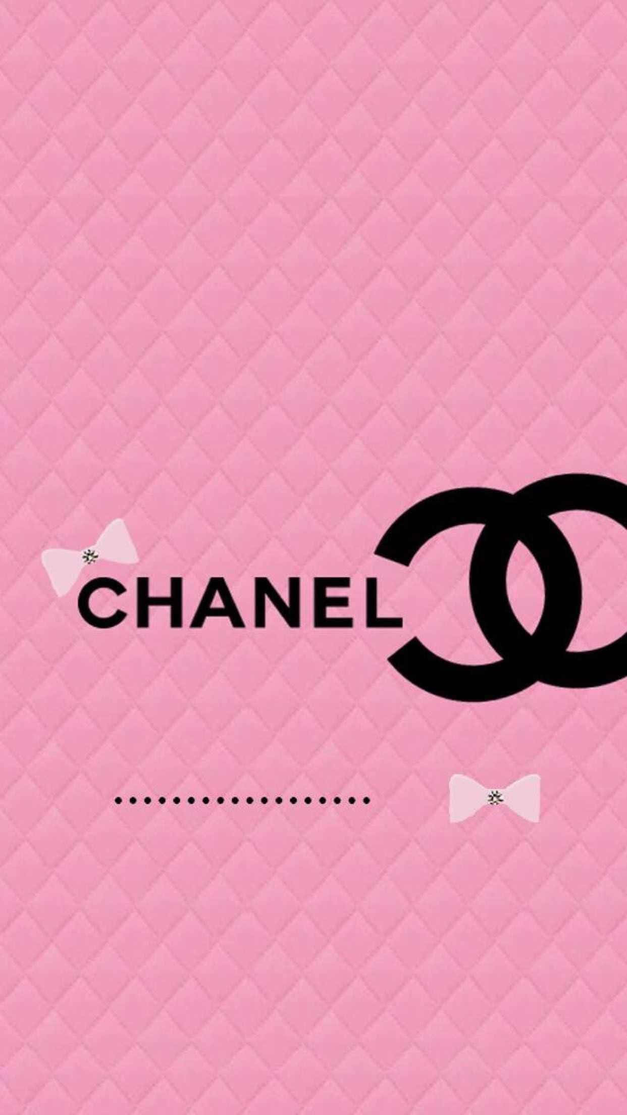 香奈兒標誌 桌布 壁紙 — 粉紅色菱格紋背景，帶有黑色 Chanel 標誌和蝴蝶結，極簡奢華設計。