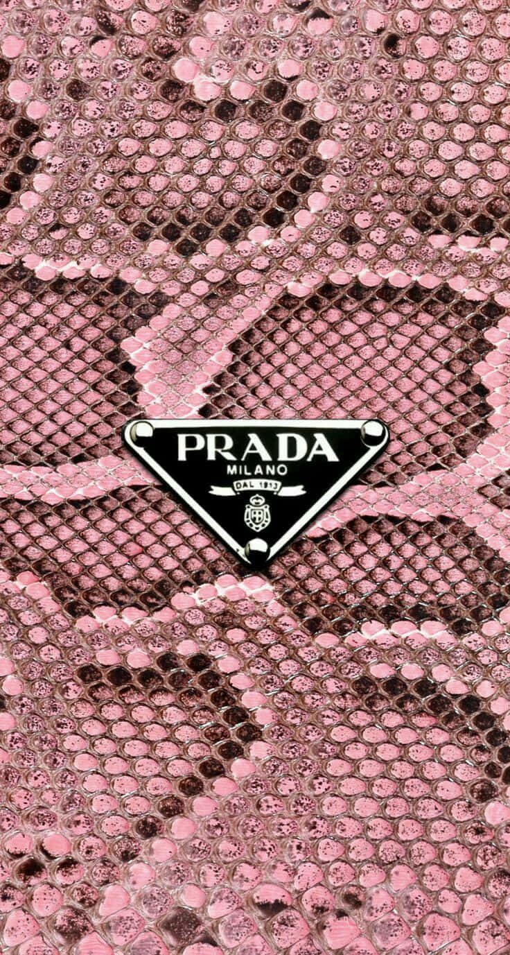 Prada 桌布 壁紙 — 粉紅色蛇皮紋理的近距離特寫，中央有一個黑色Prada標誌徽章。